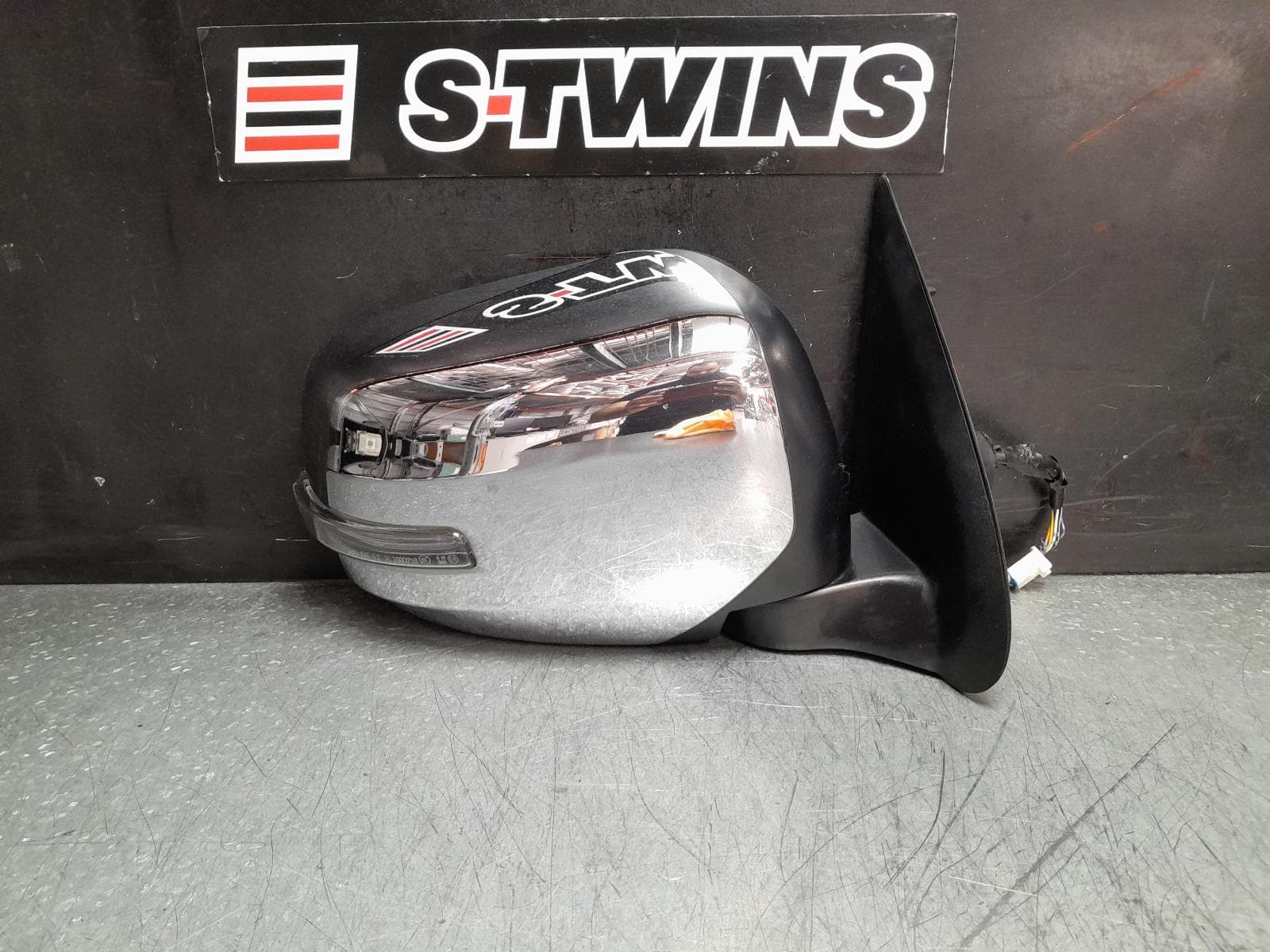 Used auto part listing image: 2017 MITSUBISHI TRITON RIGHT DOOR MIRROR MQ-MR, GLS/EXCEED, CHROME, W/ INDICATOR TYPE, 03/15-10/23 0000372243