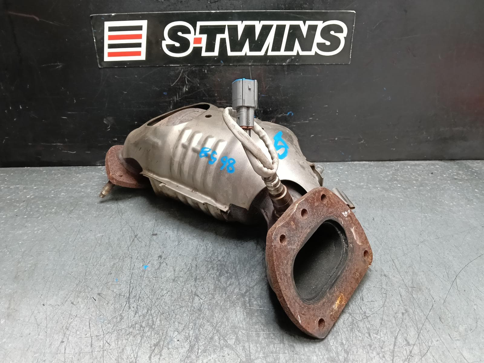 Used auto part listing image: 2017 TOYOTA KLUGER CATALYTIC CONVERTER MANIFOLD-CAT TYPE, 3.5, PETROL, REAR, GSU50/GSU55, 11/16-02/21 0000386434