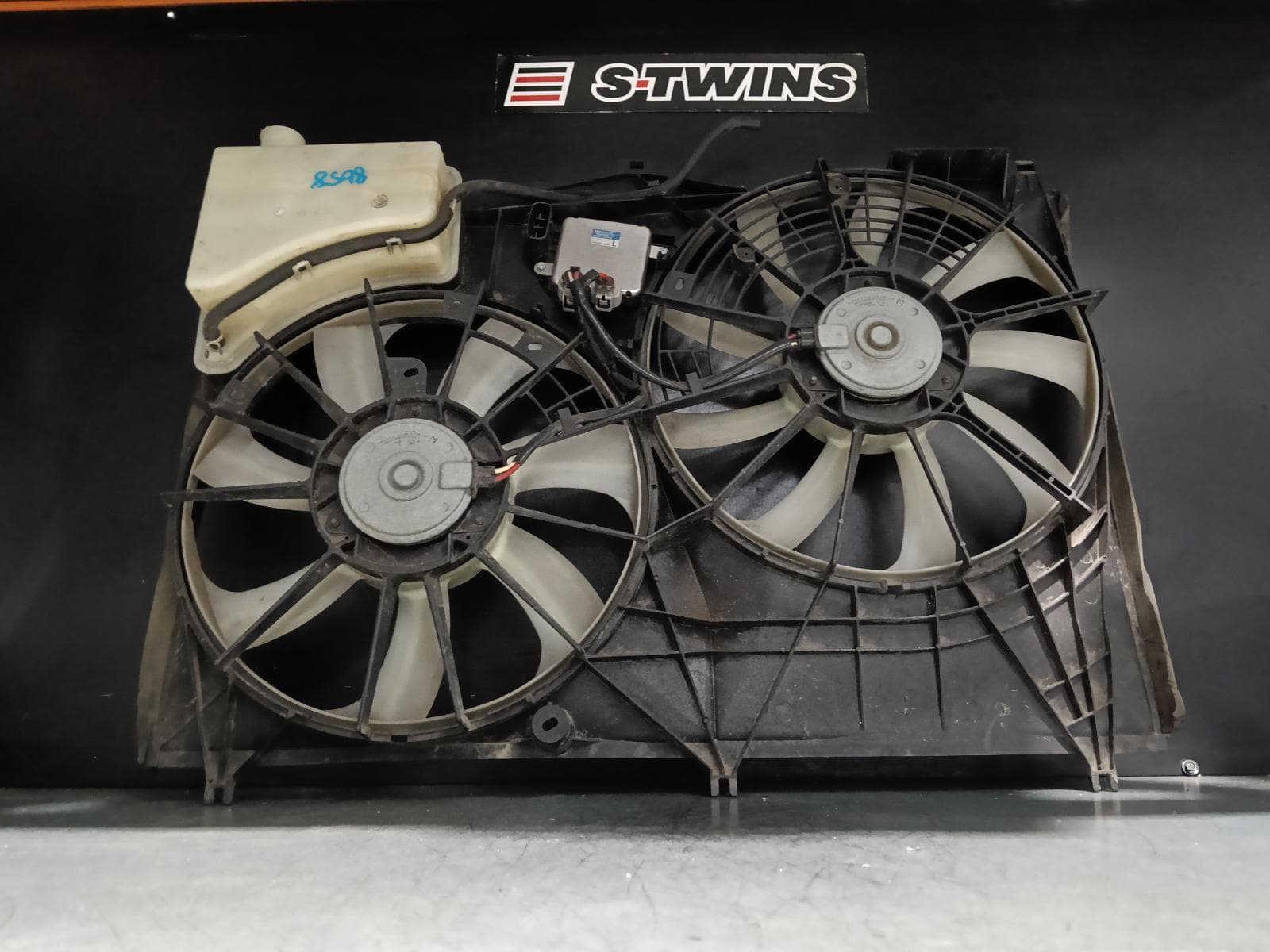 Used auto part listing image: 2017 TOYOTA KLUGER FAN RADIATOR FAN, GSU50/GSU55, 12/13-02/21 0000386440