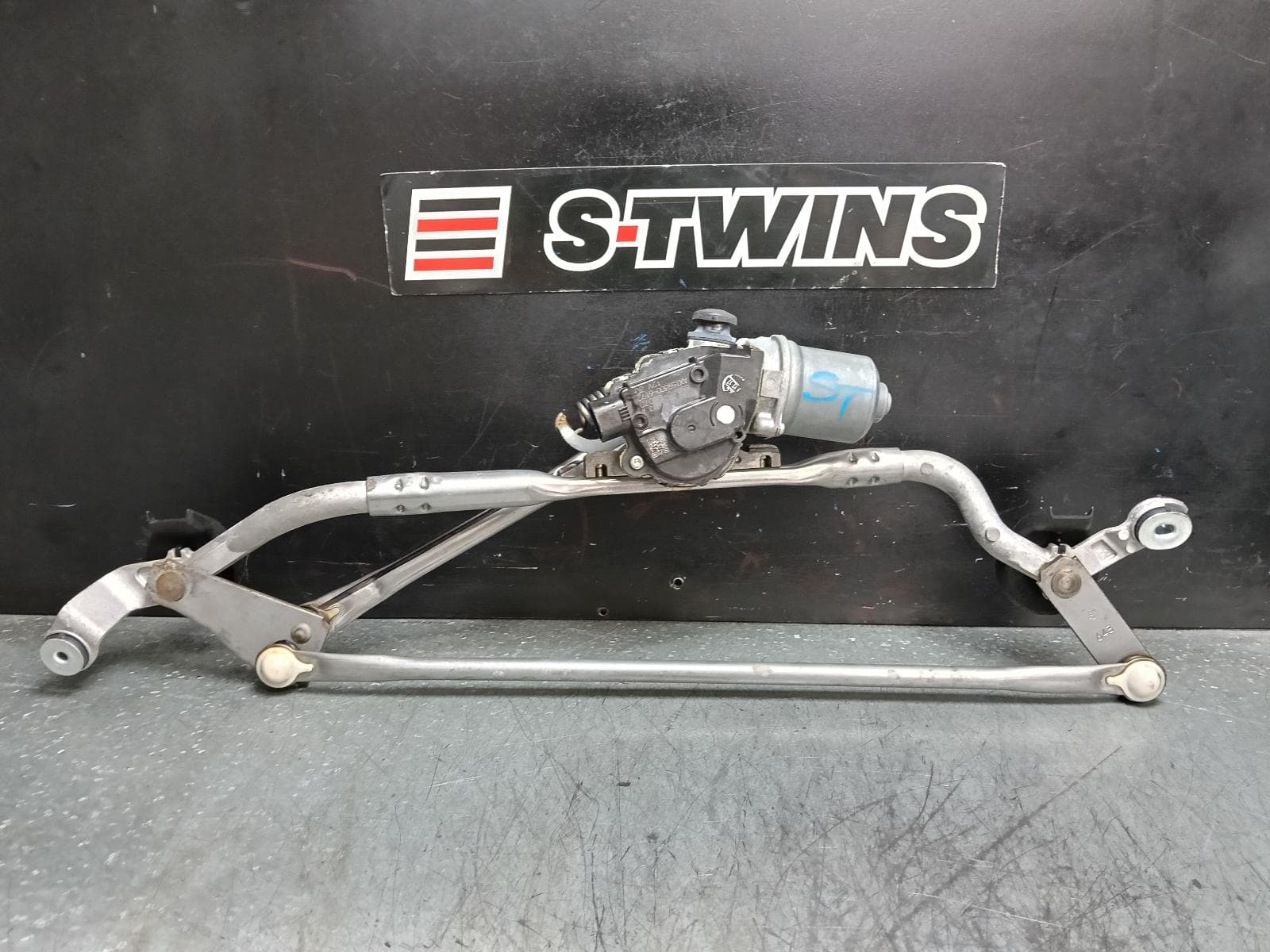 Used auto part listing image: 2017 TOYOTA KLUGER WIPER MOTOR FRONT, GSU50/GSU55, 12/13-02/21 0000385474