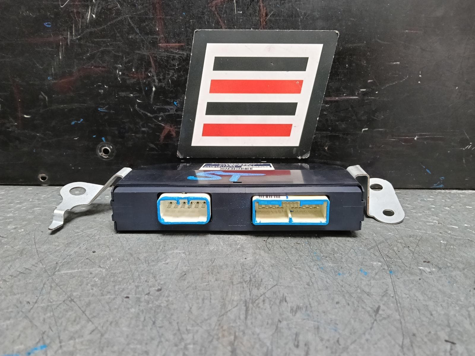 Used auto part listing image: 2017 TOYOTA KLUGER MULTIPLEX NETWORK BODY ECU, P/N 89220-0E160, XU50 SERIES, 03/14-02/21 0000386452