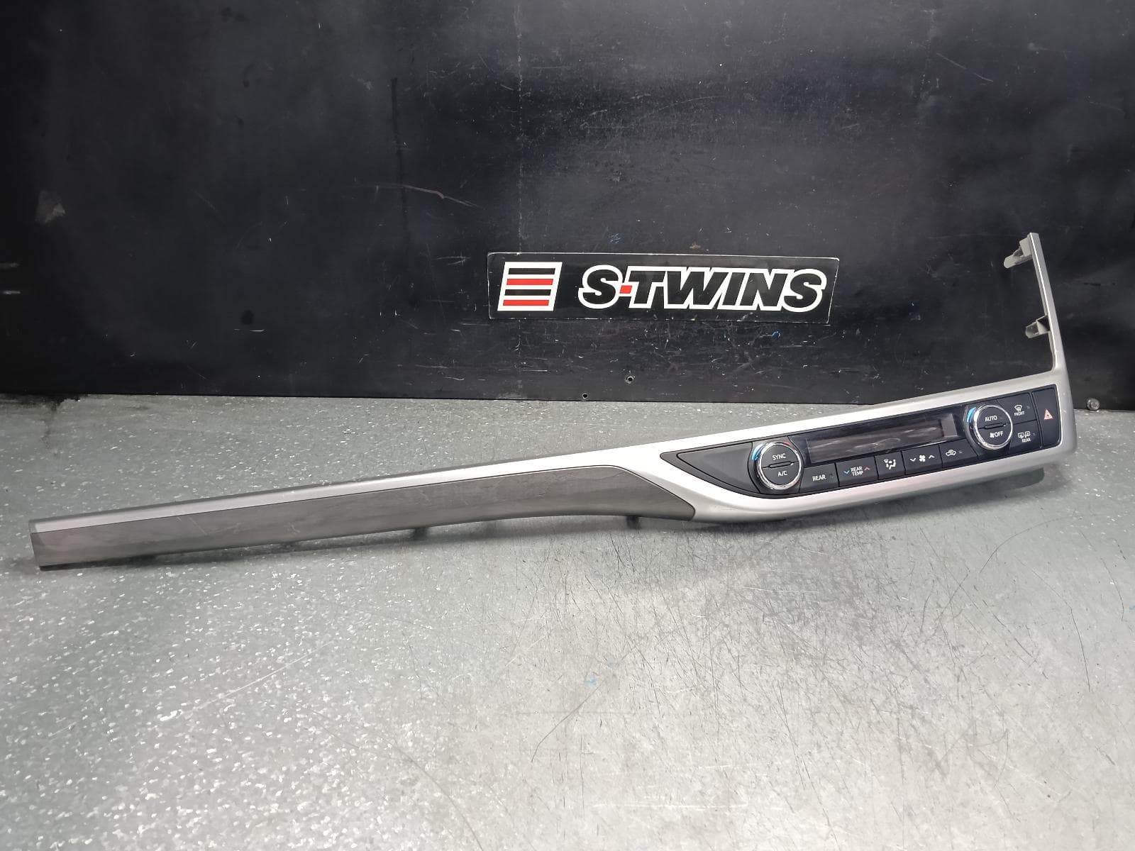 Used auto part listing image: 2017 TOYOTA KLUGER HEATER AC CONTROLS GSU50/GSU55, CLIMATE CONTROL TYPE (FRONT), 12/13-02/21 0000386454