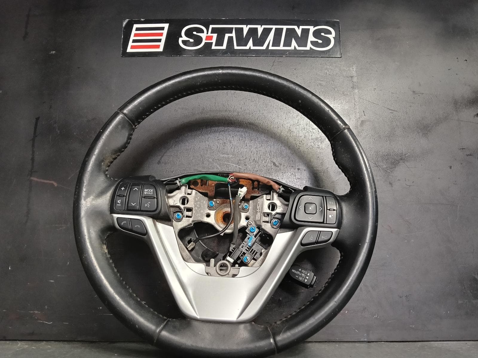 Used auto part listing image: 2017 TOYOTA KLUGER STEERING WHEEL GSU50/GSU55, LEATHER, 12/13-02/21 0000386460