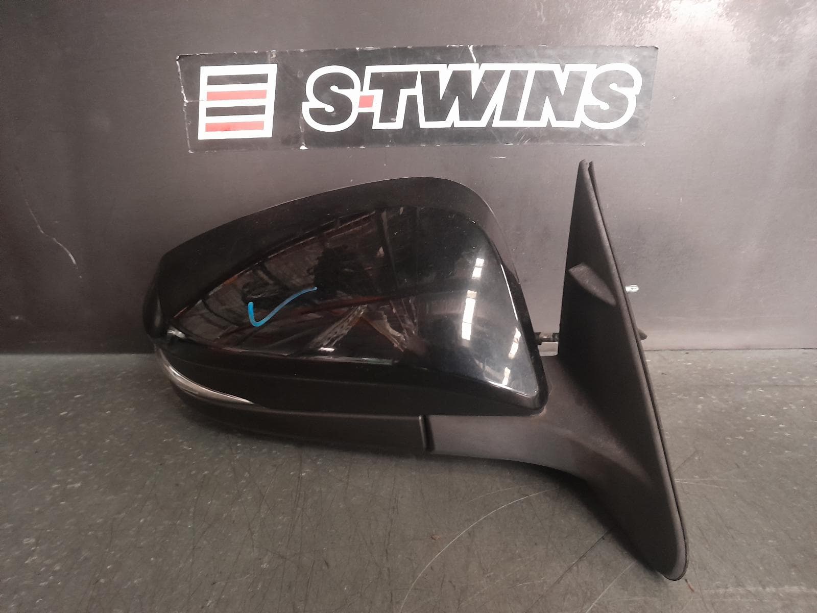 Used auto part listing image: 2016 TOYOTA KLUGER RIGHT DOOR MIRROR GSU50/GSU55, GX/GXL, NON HEATED, NON MEMORY FUNCTION & NON BLIND SPOT, 12/13-10/16 0000334000