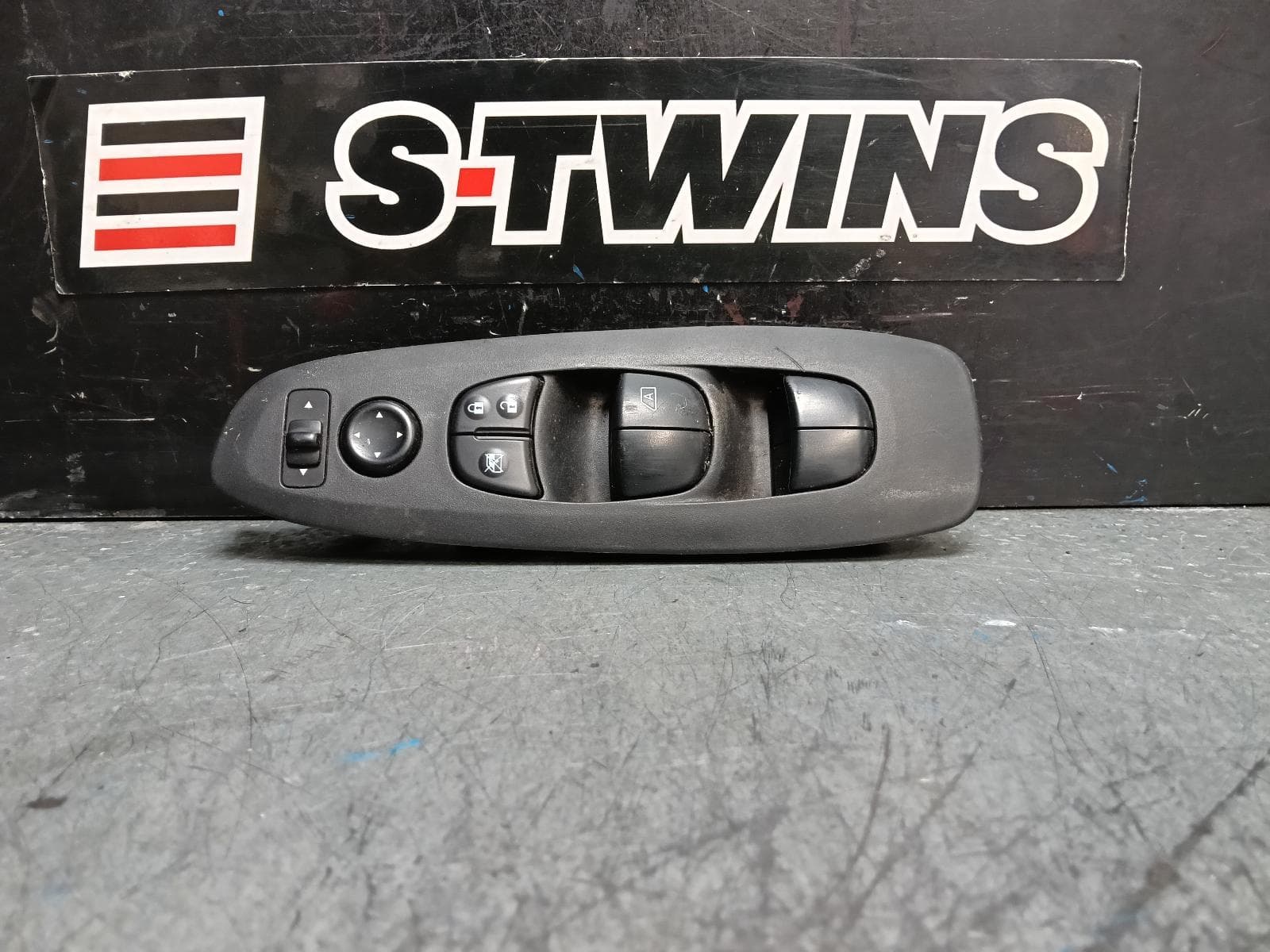 Used auto part listing image: 2015 NISSAN PATHFINDER PWR DR WIND SWITCH RH FRONT (MASTER SWITCH), R52, 06/13-04/21 0000386990