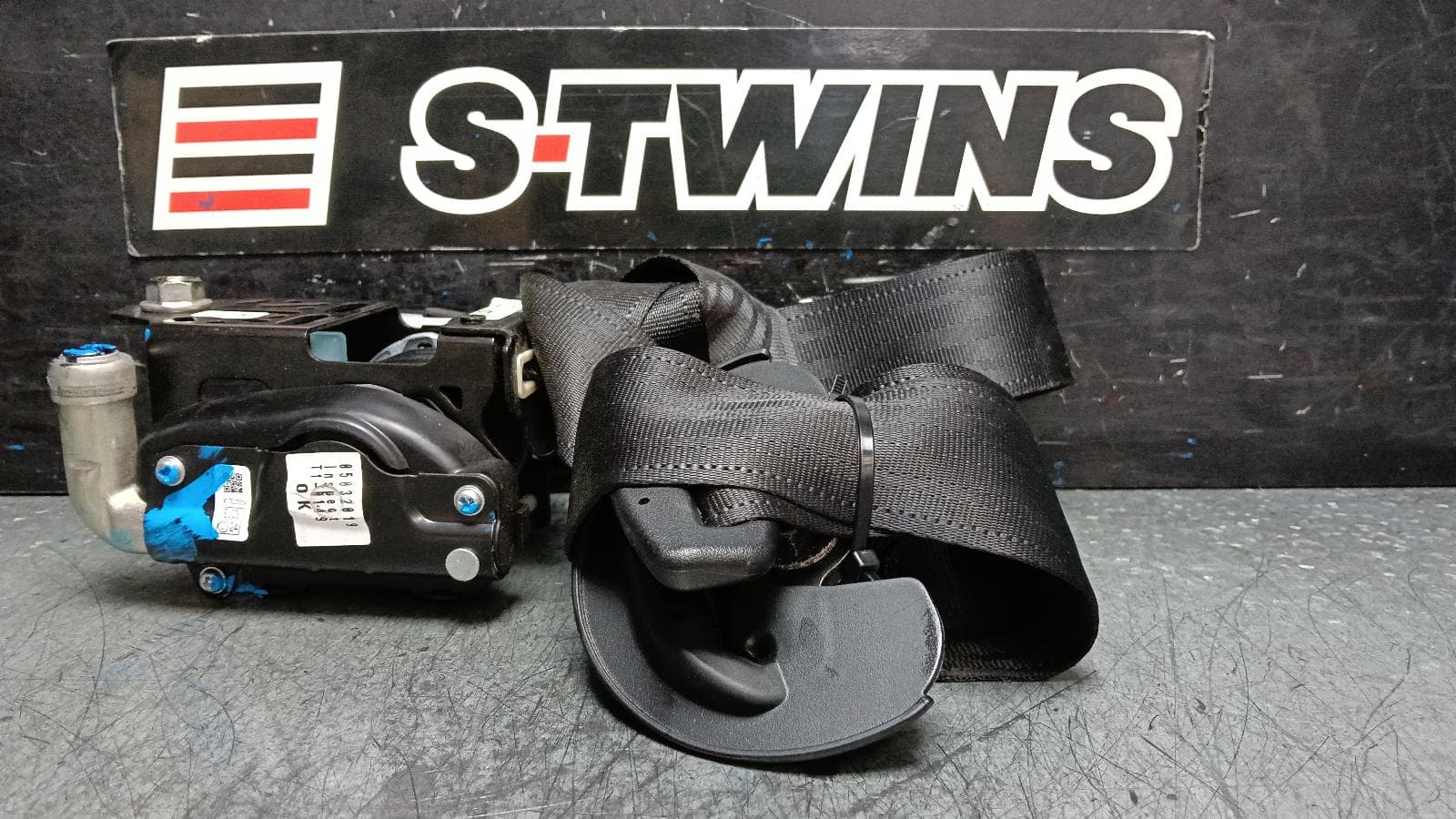 Used auto part listing image: 2019 MAZDA CX8 SEAT BELT STALK LH REAR 2ND ROW, SEAT BELT ONLY, KG, 05/18-12/23 0000401984