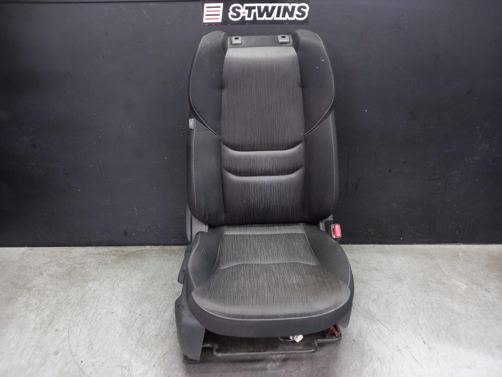 Used auto part listing image: 2019 MAZDA CX8 FRONT SEAT RH FRONT, KG, CLOTH, BLACK, 05/18-12/23 0000401986