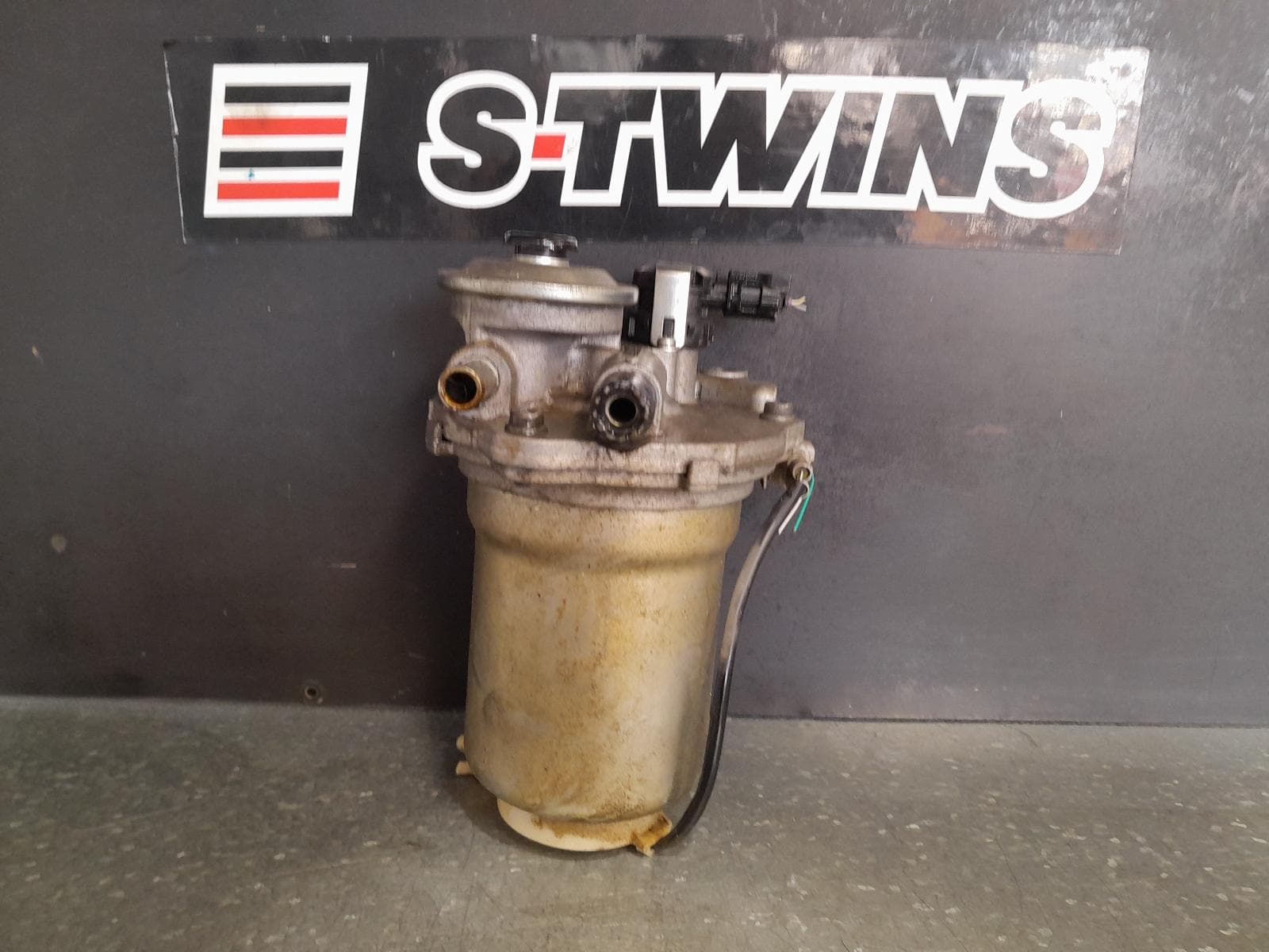 Used auto part listing image: 2020 TOYOTA LANDCRUISER FUEL FILTER HOUSING 200 SERIES, DIESEL FILTER PRIMER PUMP, 4.5, 1VD, 11/07-03/21 0000324739