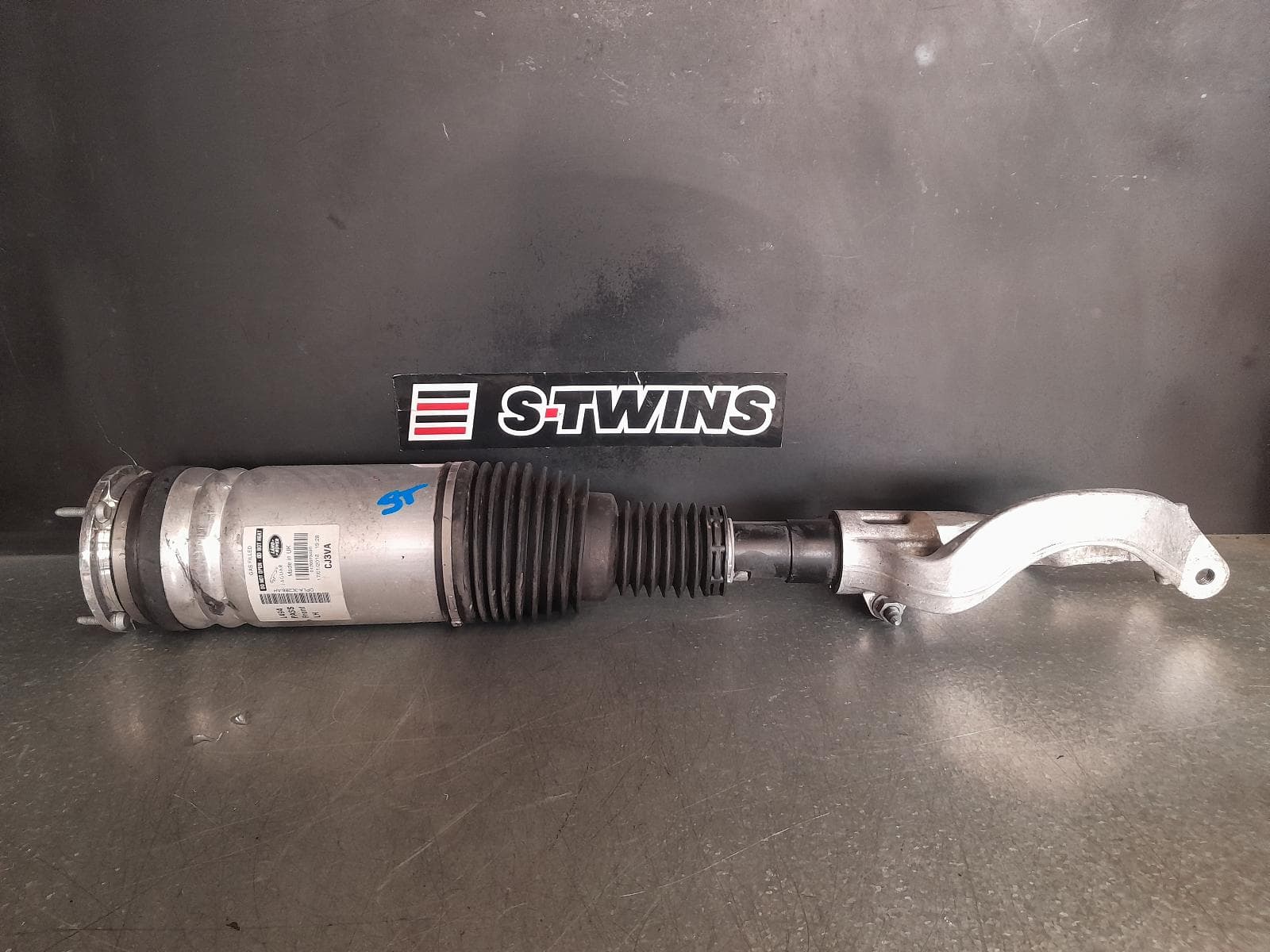 Used auto part listing image: 2018 LAND ROVER RANGEROVER SPORT RIGHT FRONT STRUT L494, AIR TYPE, NON ACE, W/ VARIABLE DAMPENING, 12/13-04/22 0000329862