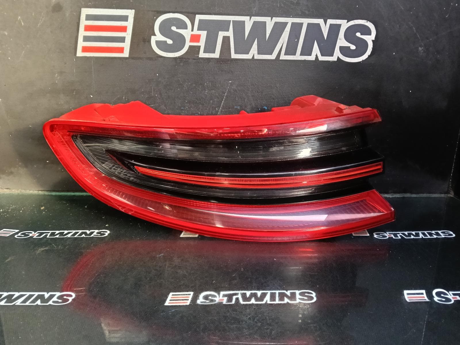 Used auto part listing image: 2016 PORSCHE MACAN LEFT TAILLIGHT IN BODY, 95B, LED TYPE, 06/14-07/18 0000401879