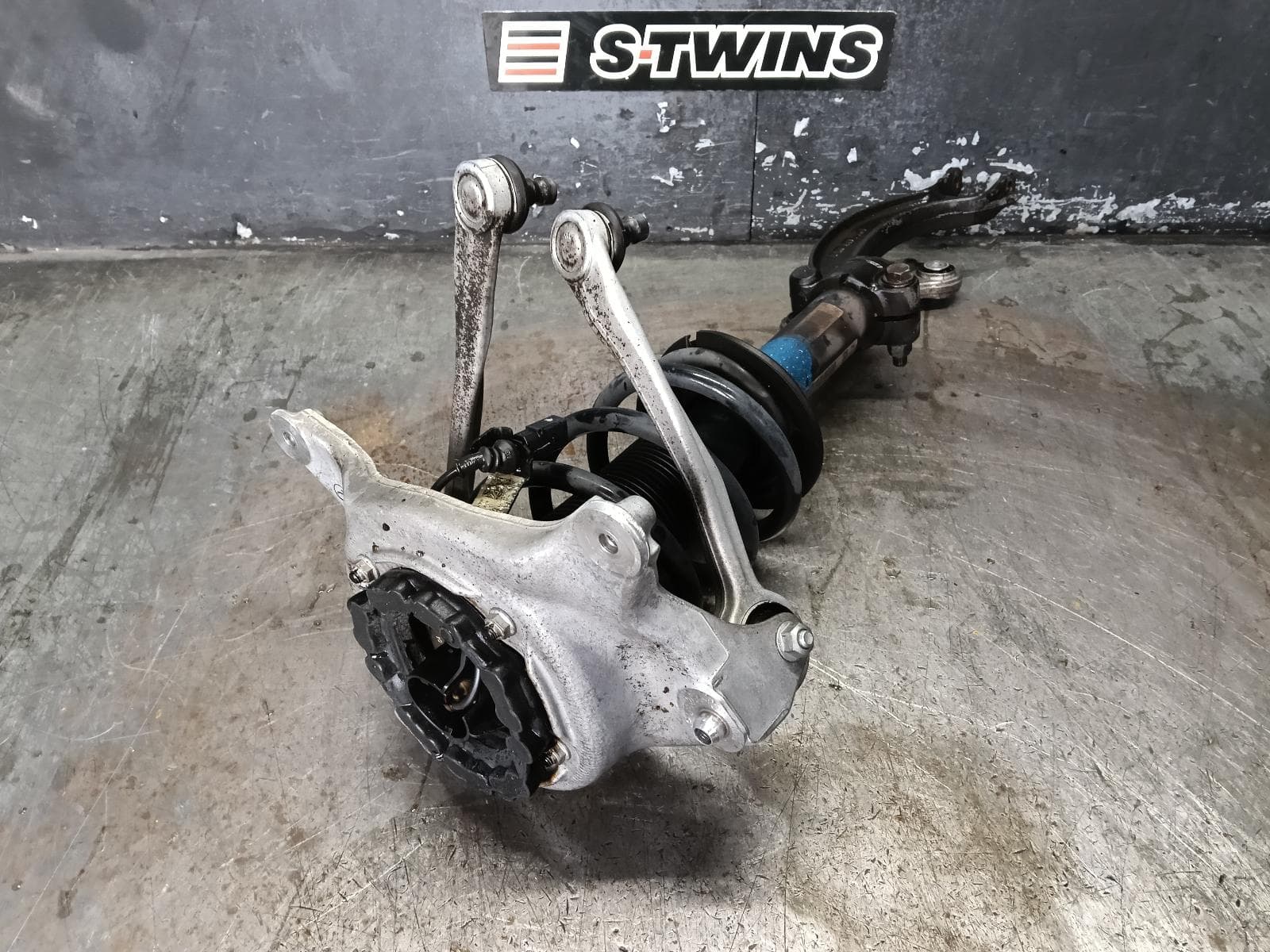 Used auto part listing image: 2016 PORSCHE MACAN RIGHT FRONT STRUT 95B, GAS STRUT TYPE, W/ HARNESS ON TOP TYPE, 06/14- 0000401880