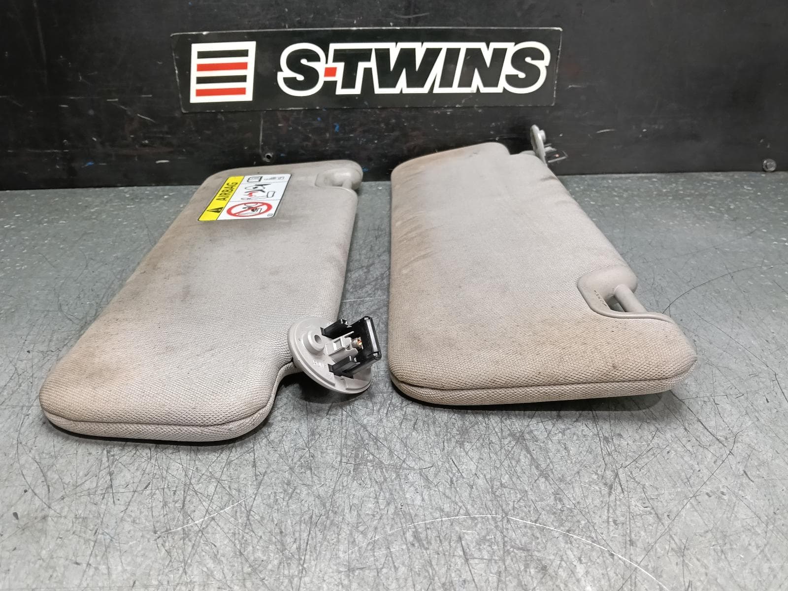 Used auto part listing image: 2017 TOYOTA KLUGER SUNVISOR GSU50/GSU55, PAIR, 12/13-02/21 0000390270