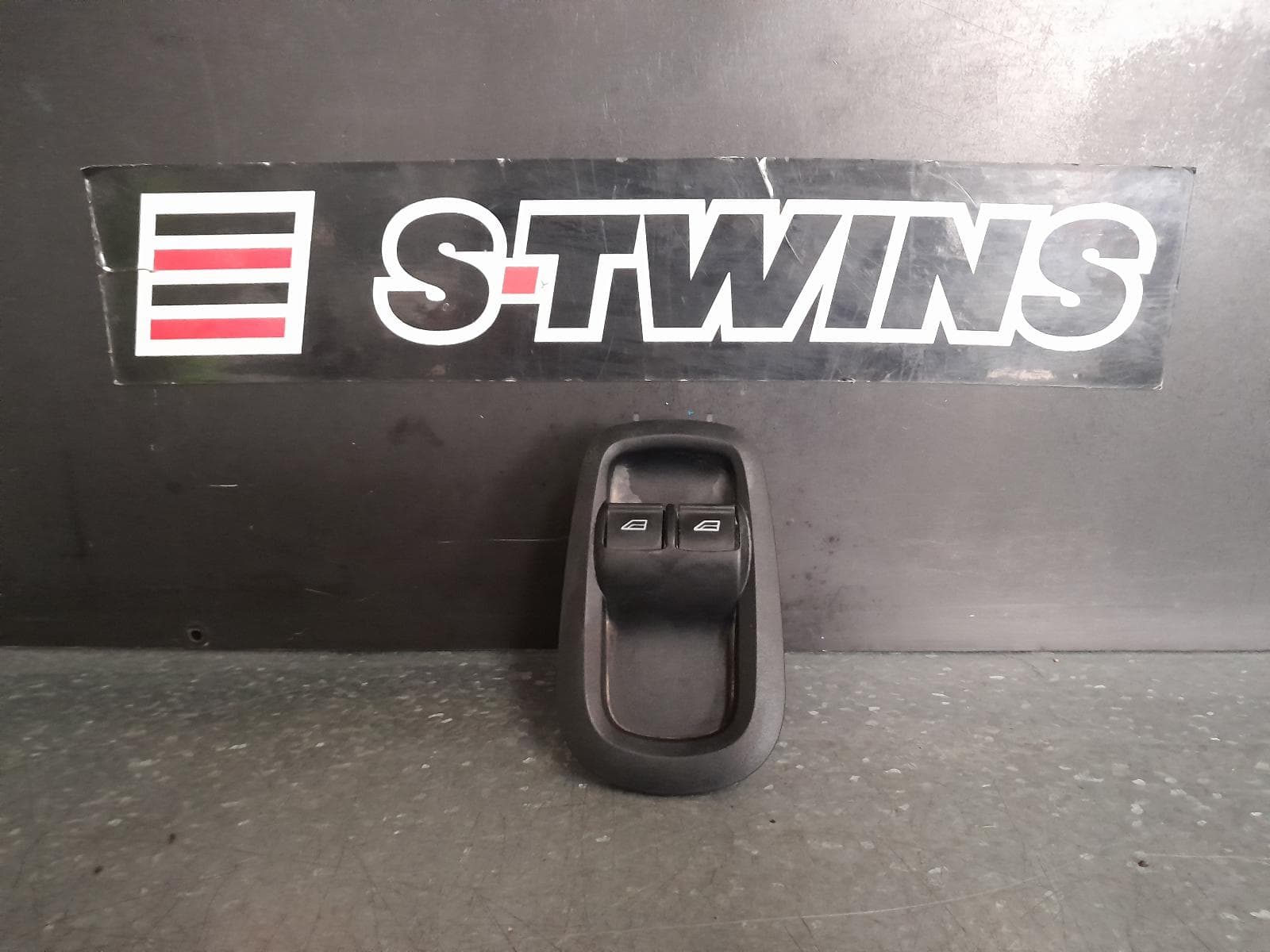 Used auto part listing image: 2020 FORD TRANSIT PWR DR WIND SWITCH RH FRONT (MASTER SWITCH), VO, 02/14- 0000331544