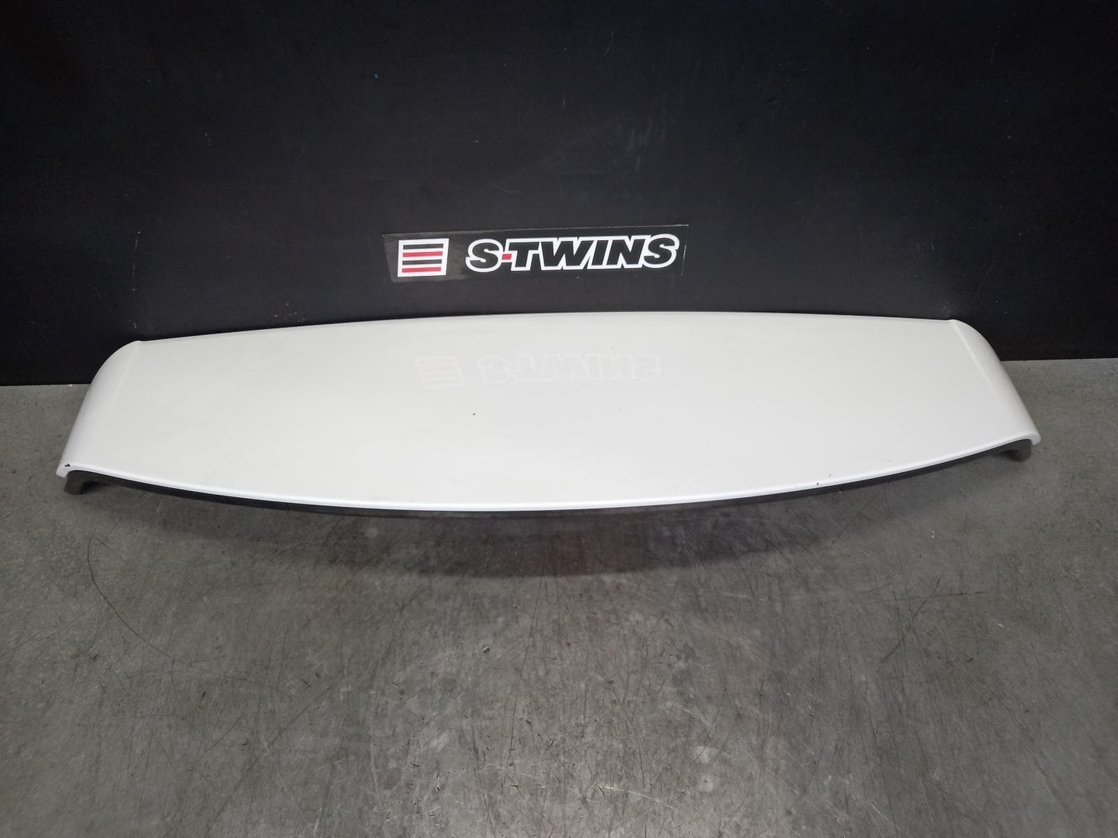 Used auto part listing image: 2018 LAND ROVER DISCOVERY SPORT REAR SPOILER L550, 01/15- 0000327589