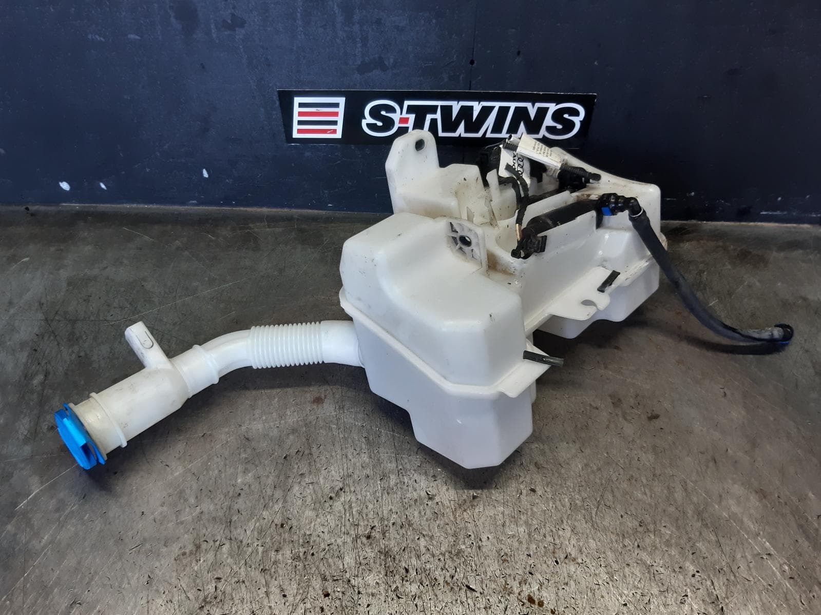 Used auto part listing image: 2013 AUDI Q3 WASHER BOTTLE 8U, Q3/RSQ3, W/ H/LAMP WASHER TYPE, 03/12-12/18 0000333599