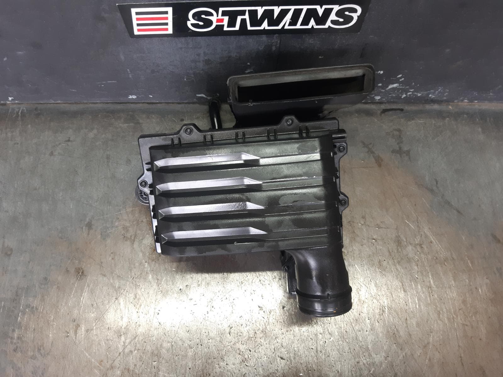 Used auto part listing image: 2021 SKODA OCTAVIA AIR CLEANER BOX AIR CLEANER, NX, 2.0, PETROL, DLBA CODE, 12/20- 0000376895