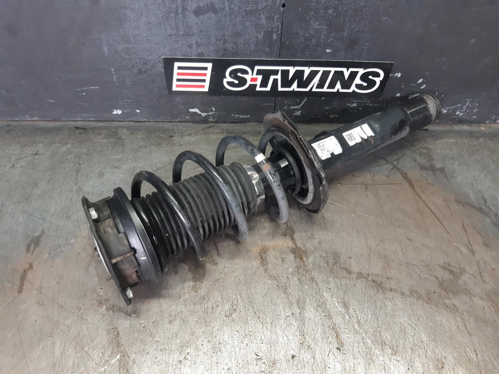 Used auto part listing image: 2021 SKODA OCTAVIA RIGHT FRONT STRUT FRONT, LIFTBACK SEDAN/WAGON, AMBITION/STYLE, STANDARD TYPE, NX, 12/20- 0000376905