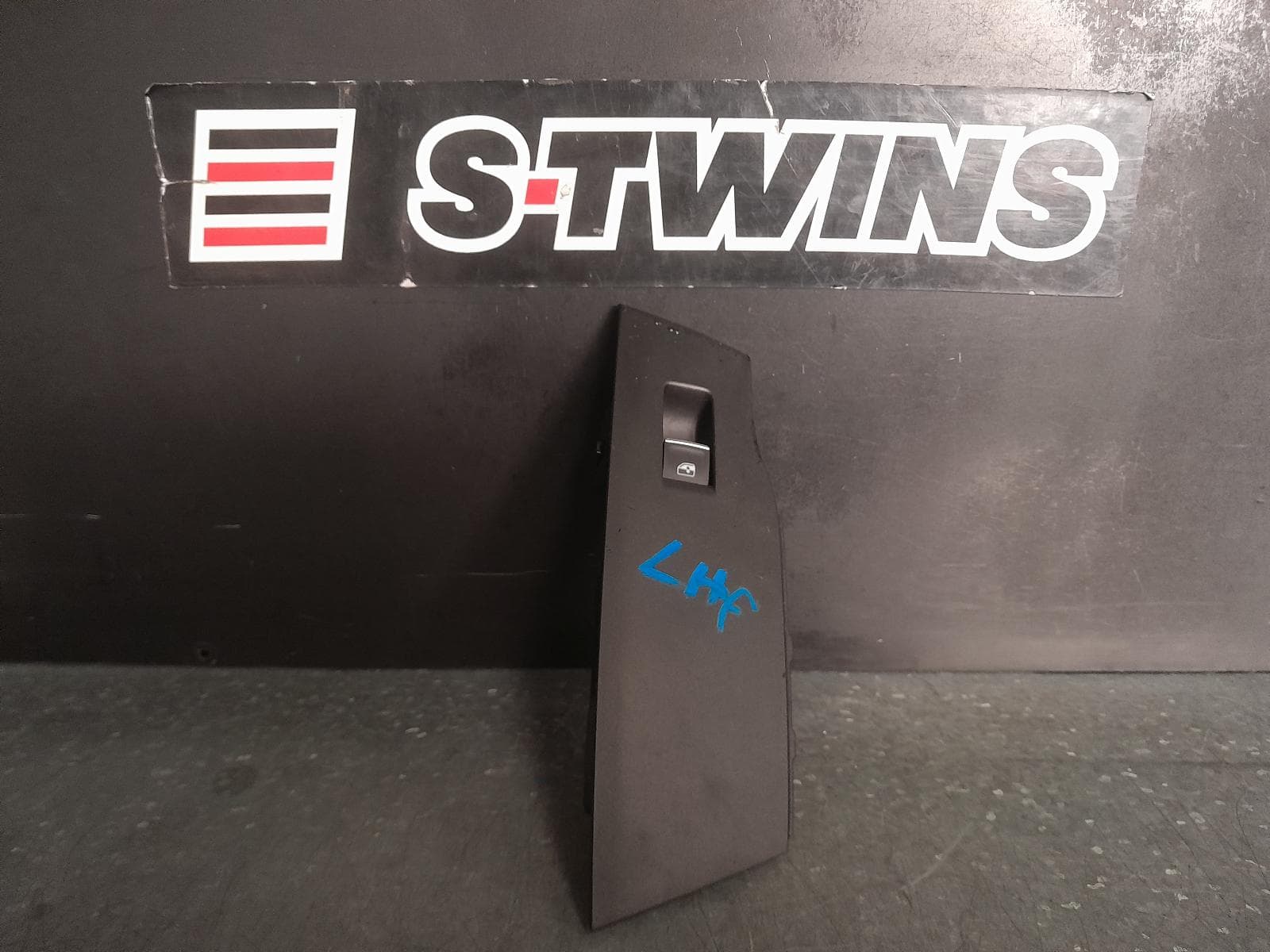 Used auto part listing image: 2018 VOLKSWAGEN POLO PWR DR WIND SWITCH AW-AE, LH FRONT, W/ CHROME INSERT TYPE, 09/17- 0000335411