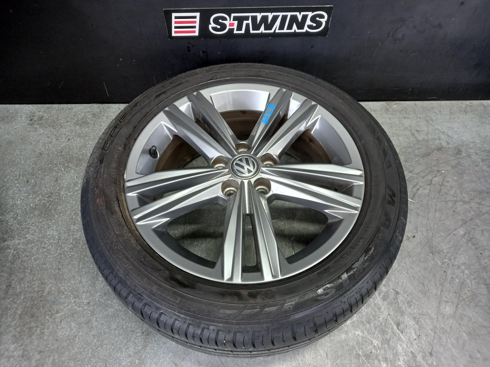 Used auto part listing image: 2018 VOLKSWAGEN POLO WHEEL MAG FACTORY, 16X6.5IN, 5 V SPOKE, BI-COLOUR, AW, 09/17-01/22 0000335419