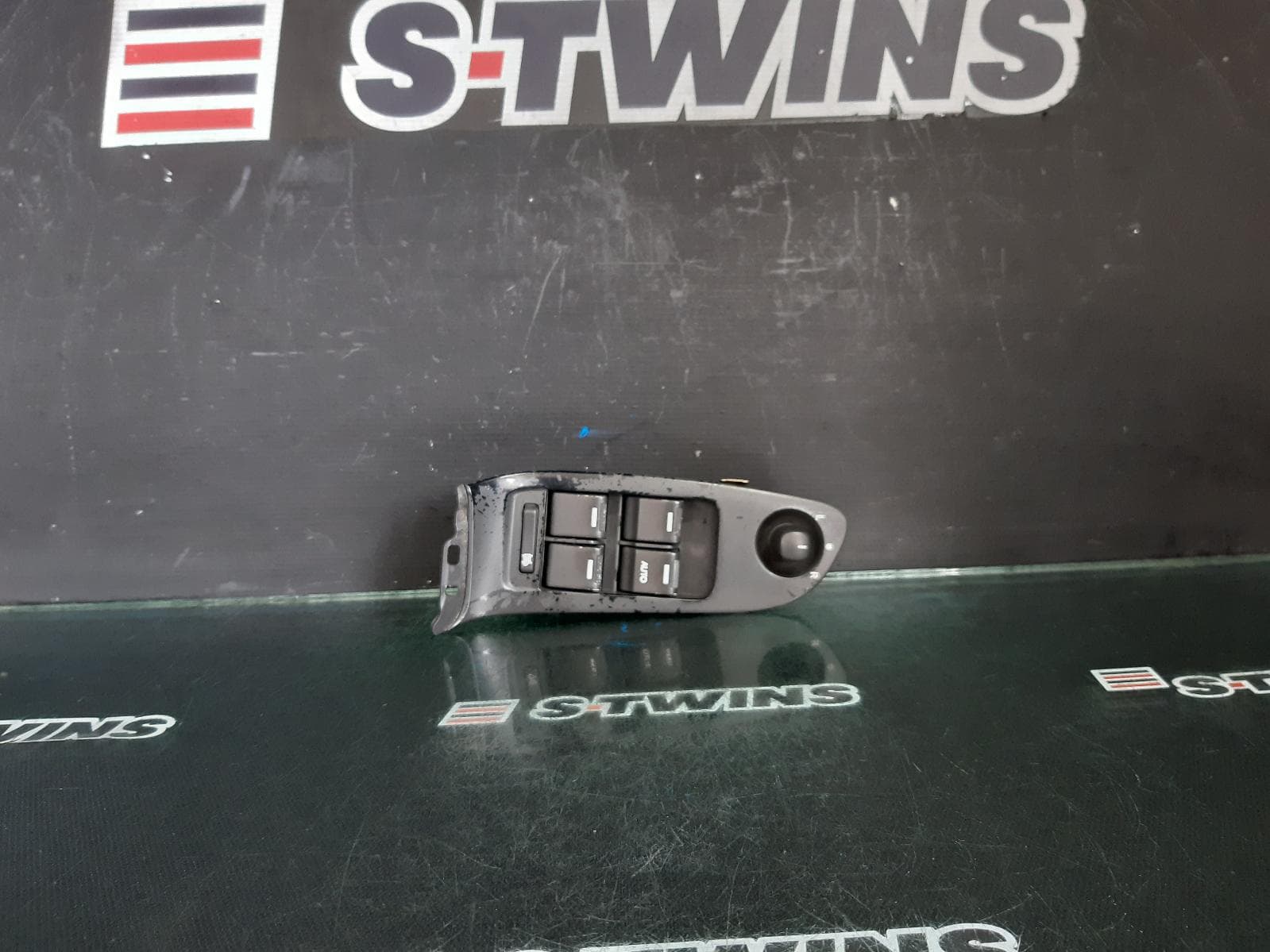 Used auto part listing image: 2013 FORD FALCON PWR DR WIND SWITCH FG-FGX, RH FRONT (MASTER SWITCH), 4 SWITCH, ILLUMINATED TYPE, 05/08-12/16 0000333463