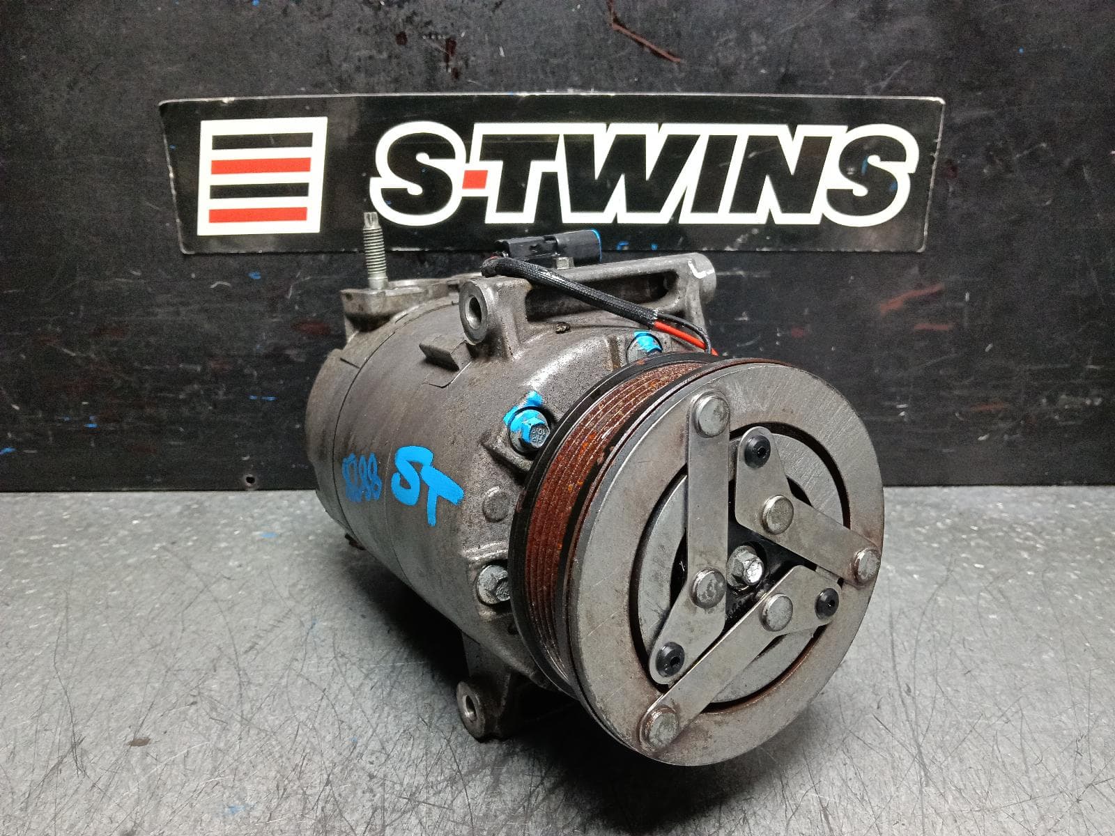 Used auto part listing image: 2014 FORD TRANSIT CUSTOM A C COMPRESSOR VN, 2.2, DIESEL, 09/13-04/17 0000396251