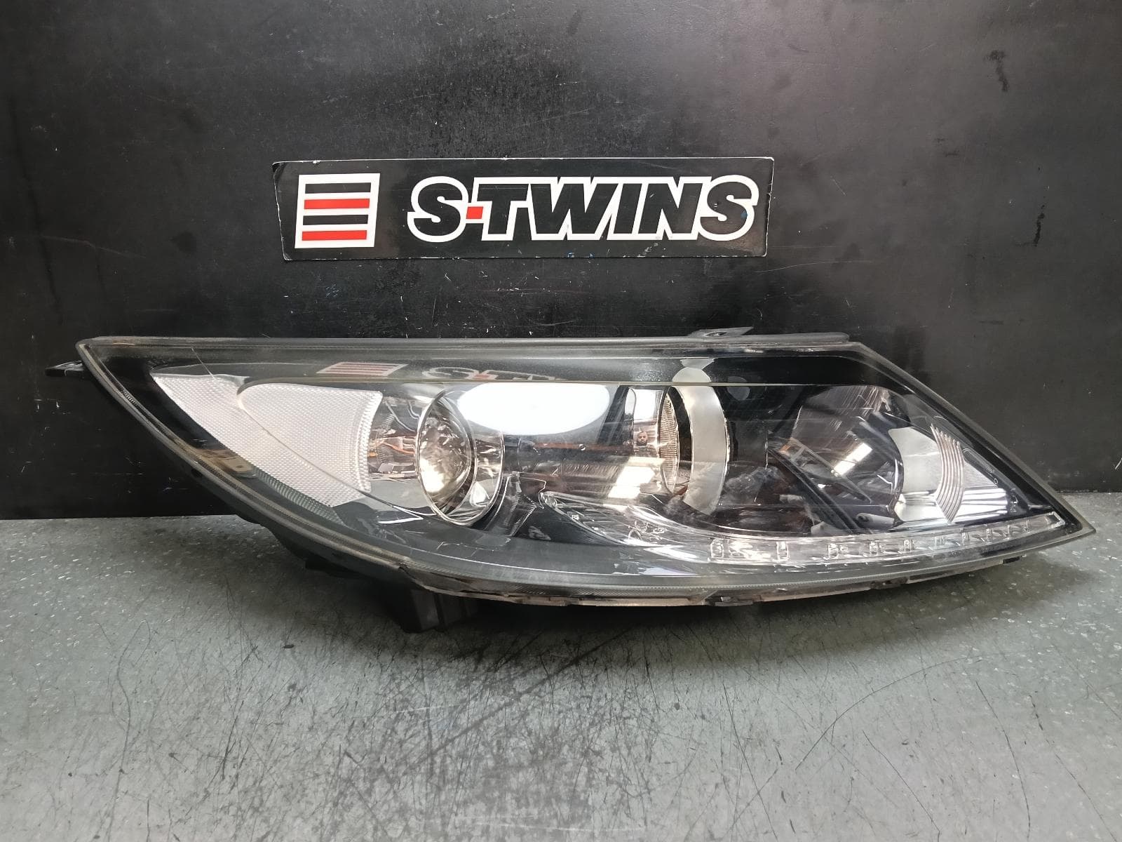 Used auto part listing image: 2013 KIA SPORTAGE RIGHT HEADLAMP SL, SLi/Si PREMIUM, NON HID, W/ DAYTIME RUNNING LAMP TYPE, 06/13-10/15 0000393884
