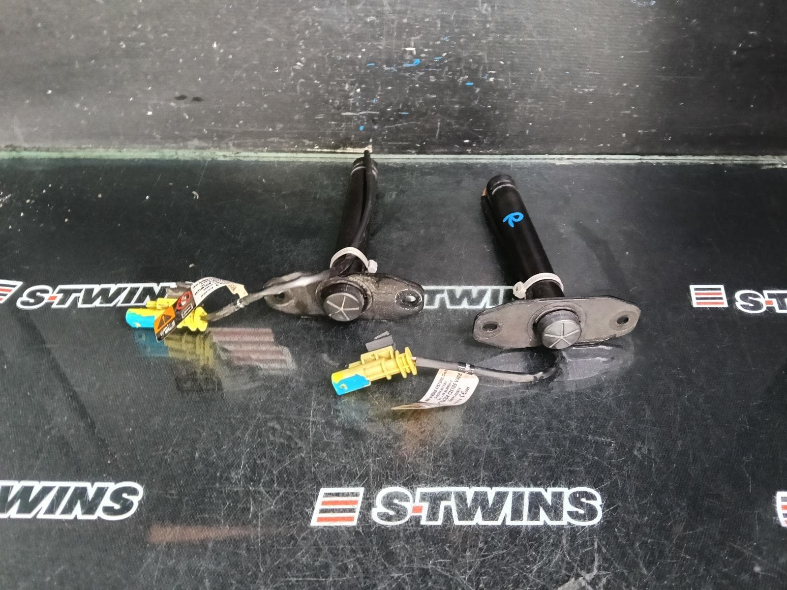 Used auto part listing image: 2018 HOLDEN COMMODORE BONNET HINGE STRUT AIRBAG BONNET POPPER ACTUATOR (LH SIDE), ZB, 10/17-12/20 0000387617