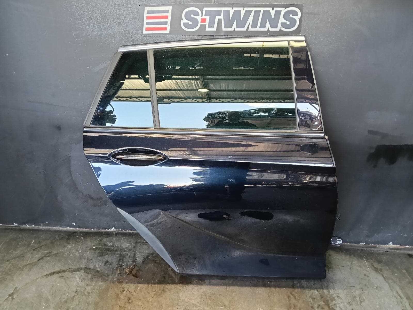 Used auto part listing image: 2018 HOLDEN COMMODORE RIGHT REAR DOOR SLIDING ZB, WAGON, 10/17-12/20 0000387619
