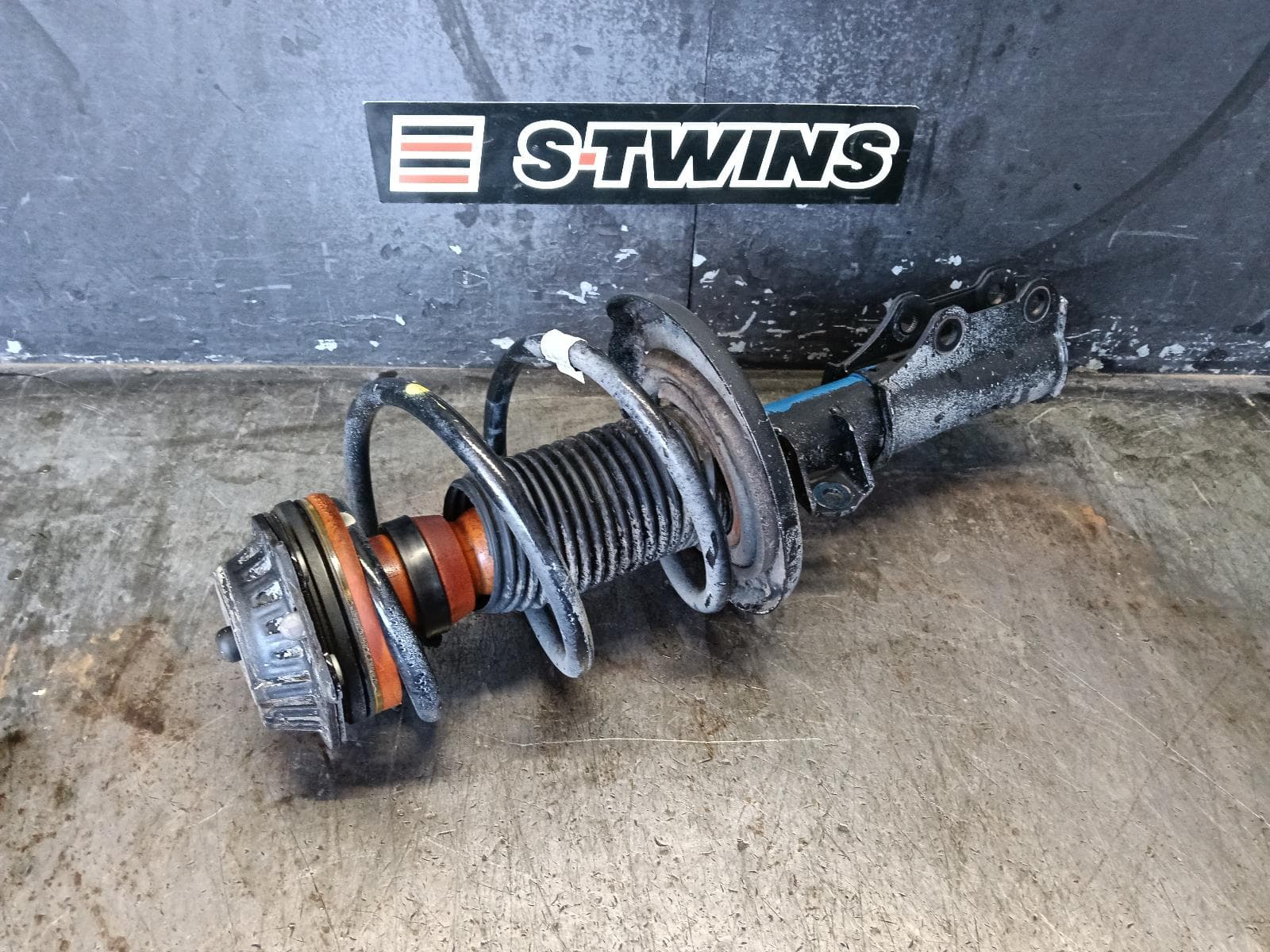 Used auto part listing image: 2018 HOLDEN COMMODORE RIGHT FRONT STRUT ZB, CALAIS/CALAIS-V, 10/17-12/20 0000387621