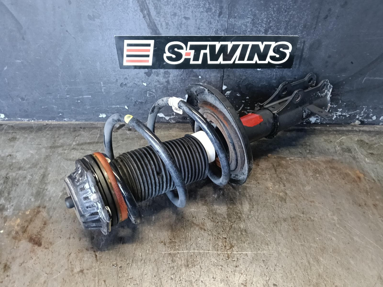 Used auto part listing image: 2018 HOLDEN COMMODORE LEFT FRONT STRUT ZB, CALAIS/CALAIS-V, 10/17-12/20 0000387622