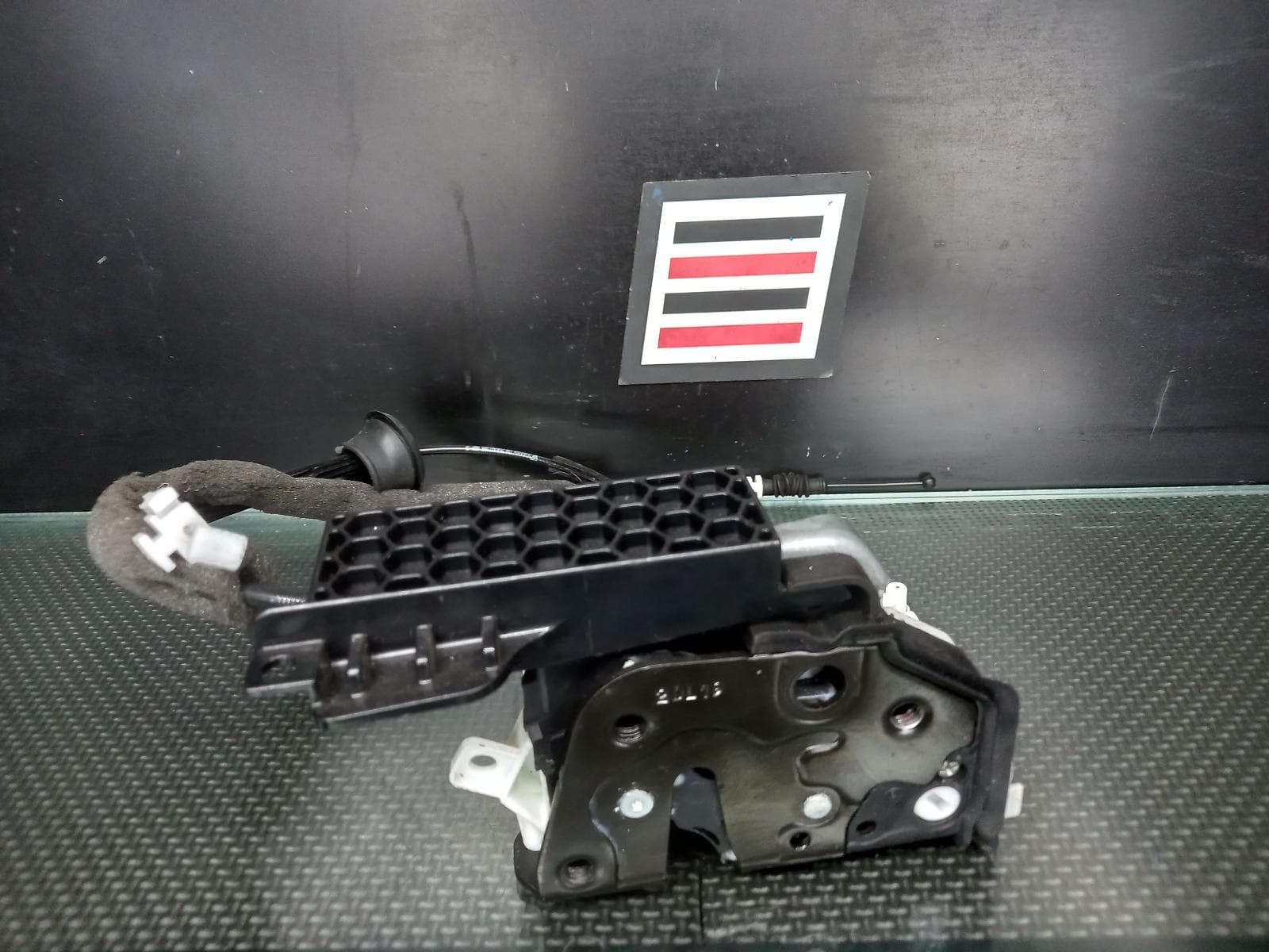 Used auto part listing image: 2019 PORSCHE MACAN DOOR BOOT GATE LOCK RIGHT FRONT DOOR LOCK, 95B, 06/14- 0000334430
