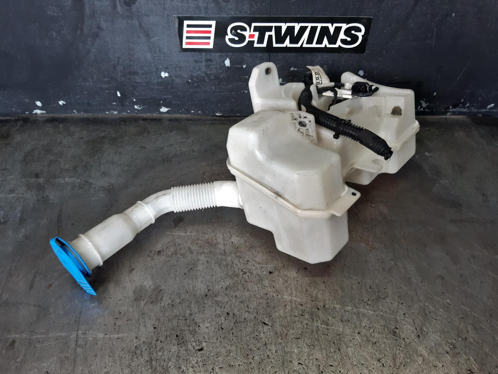 Used auto part listing image: 2017 AUDI Q3 WASHER BOTTLE 8U, Q3/RSQ3, W/ H/LAMP WASHER TYPE, 03/12-12/18 0000355435
