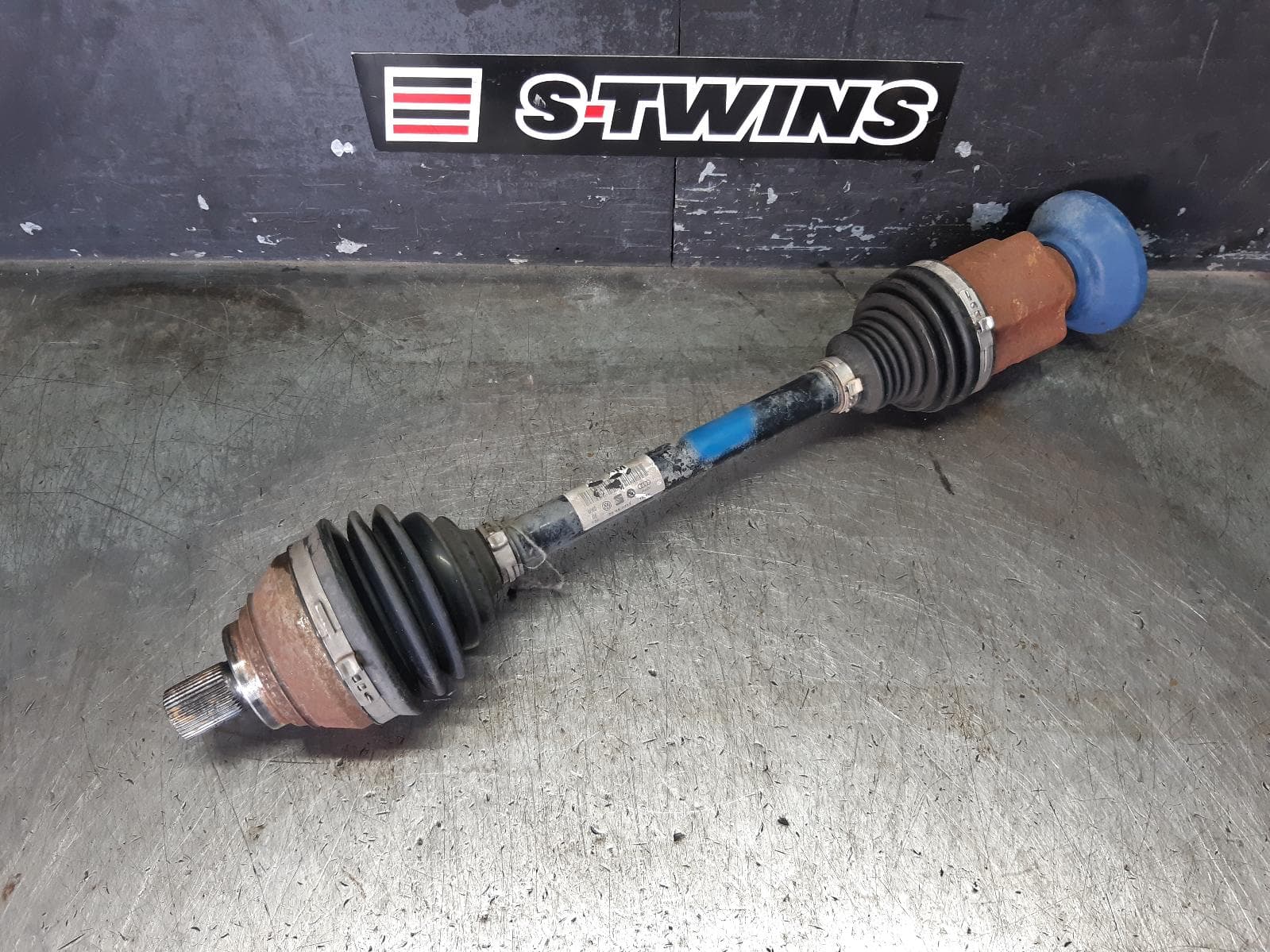 Used auto part listing image: 2017 AUDI Q3 RIGHT DRIVESHAFT FRONT, 2.0/2.5, PETROL, 8U, Q3/RSQ3, 03/12-12/18 0000355676