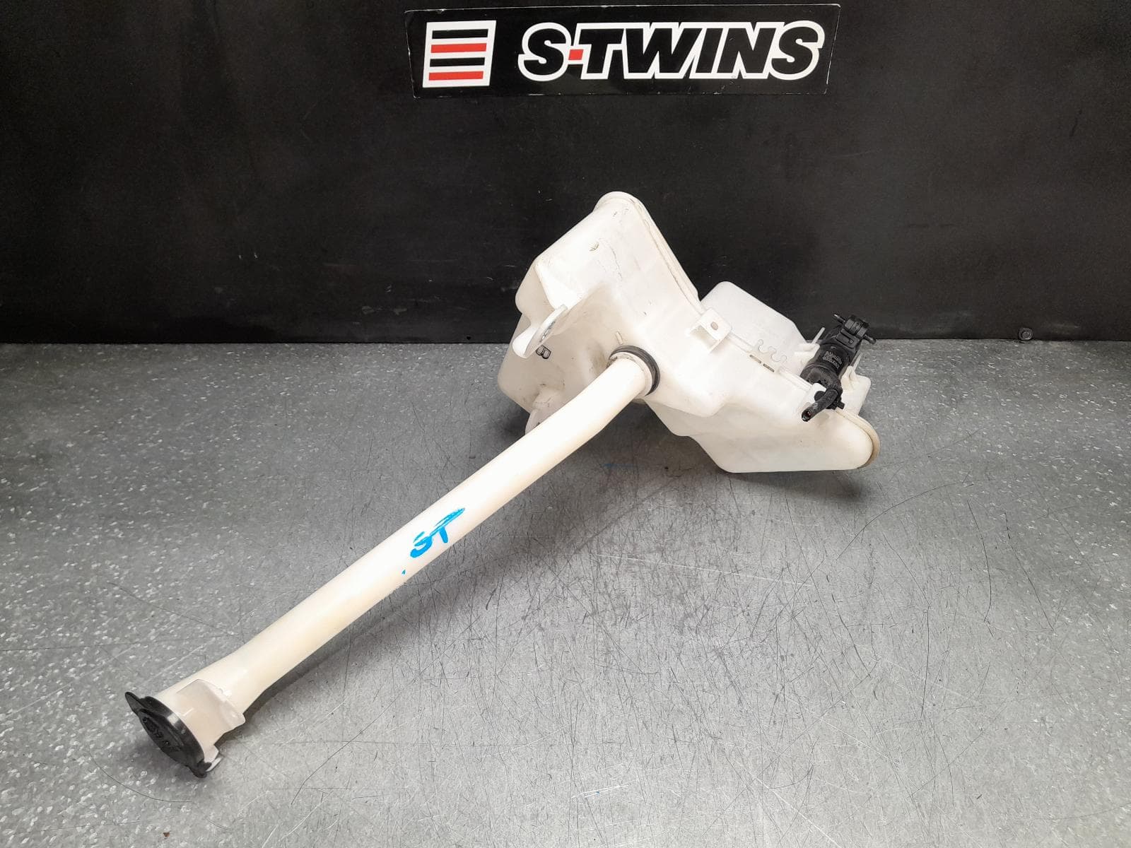 Used auto part listing image: 2018 TOYOTA C-HR WASHER BOTTLE GEN 1, 12/16-09/23 0000377108