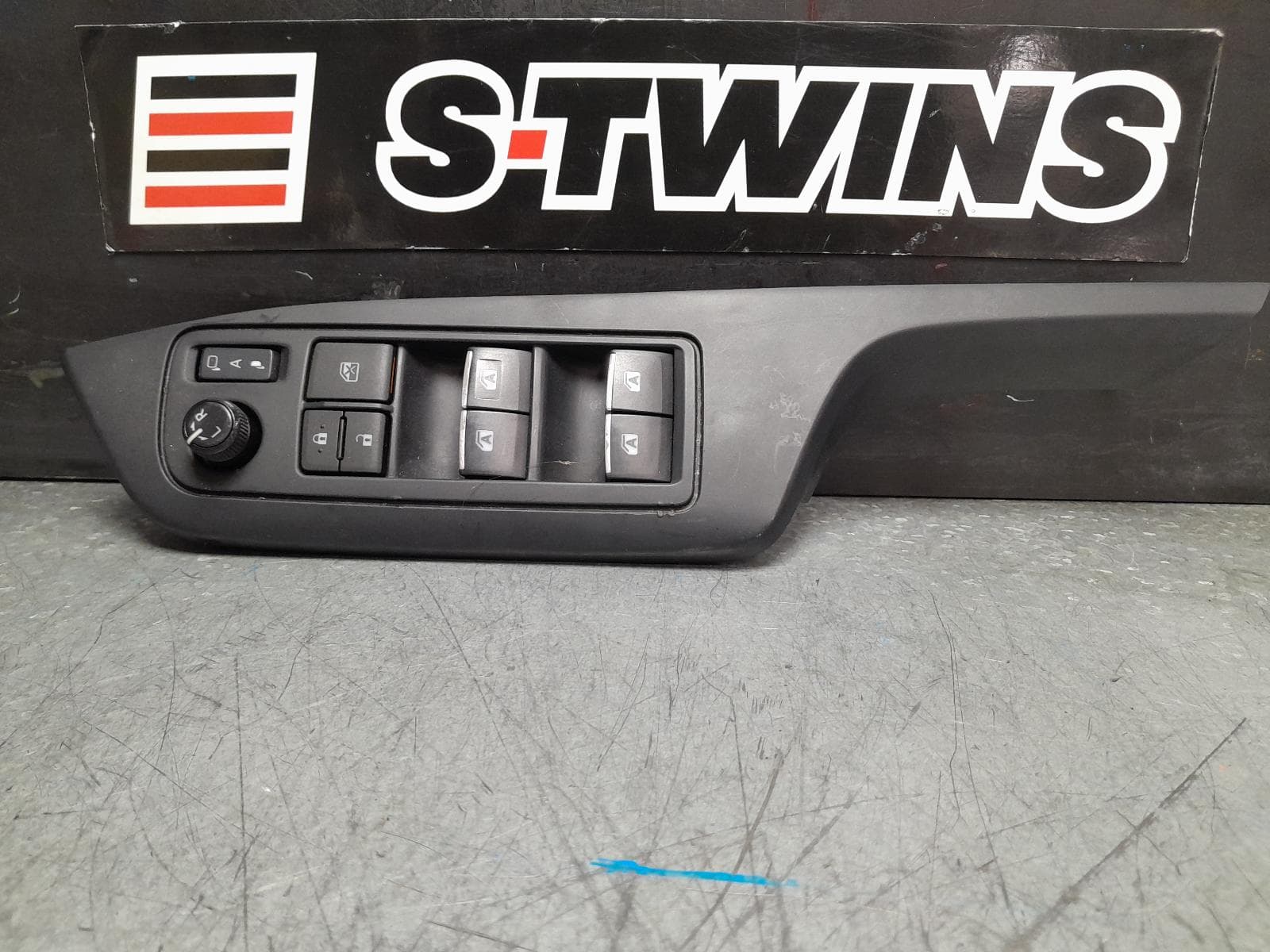 Used auto part listing image: 2018 TOYOTA C-HR PWR DR WIND SWITCH RH FRONT (MASTER SWITCH), AUTO TYPE, GEN 1, 12/16-09/23 0000377122