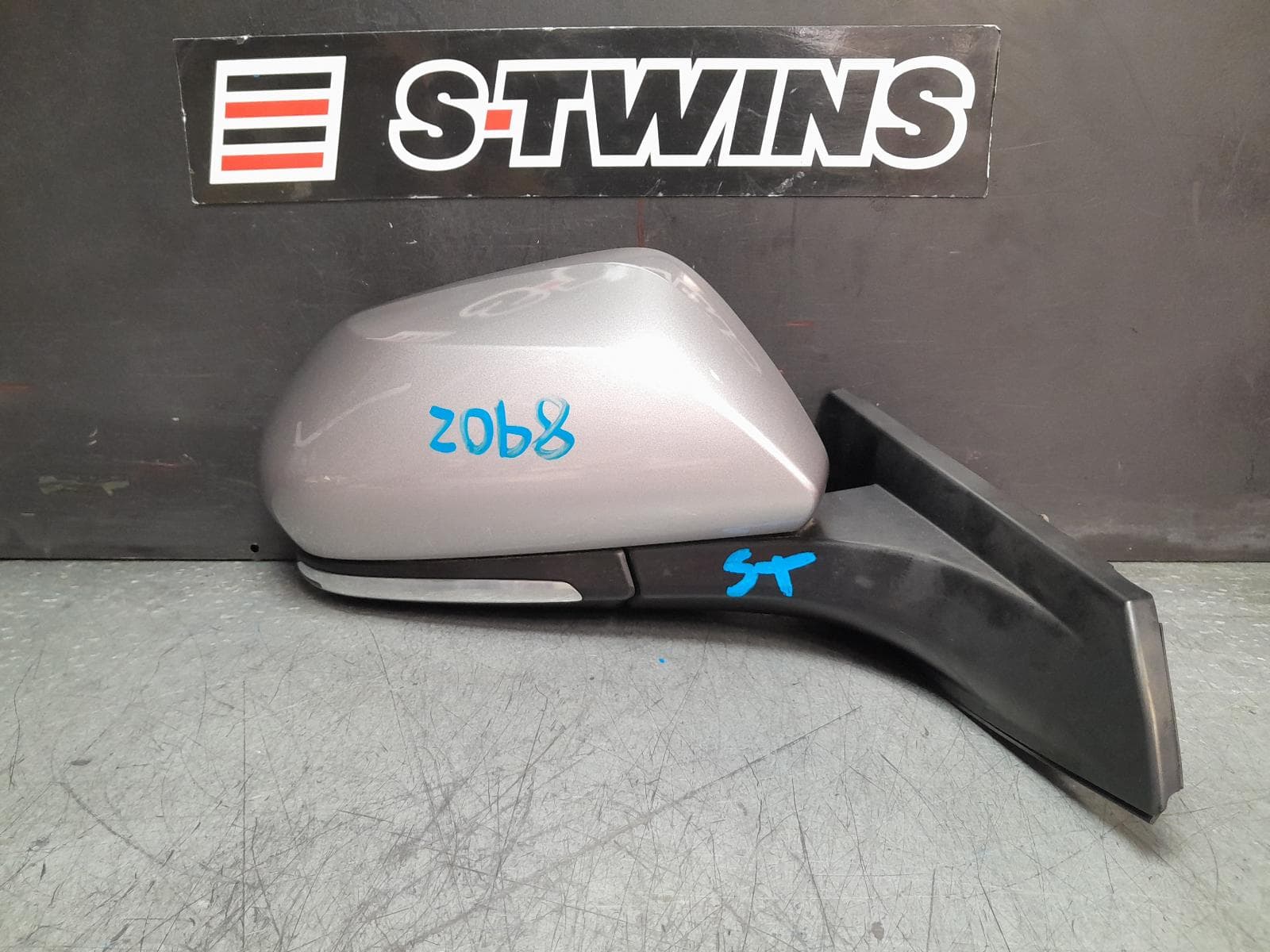 Used auto part listing image: 2018 TOYOTA C-HR RIGHT DOOR MIRROR GEN 1, POWER FOLD, W/ PUDDLE LIGHT, COLOUR CODED, 12/16- 09/19 0000377123