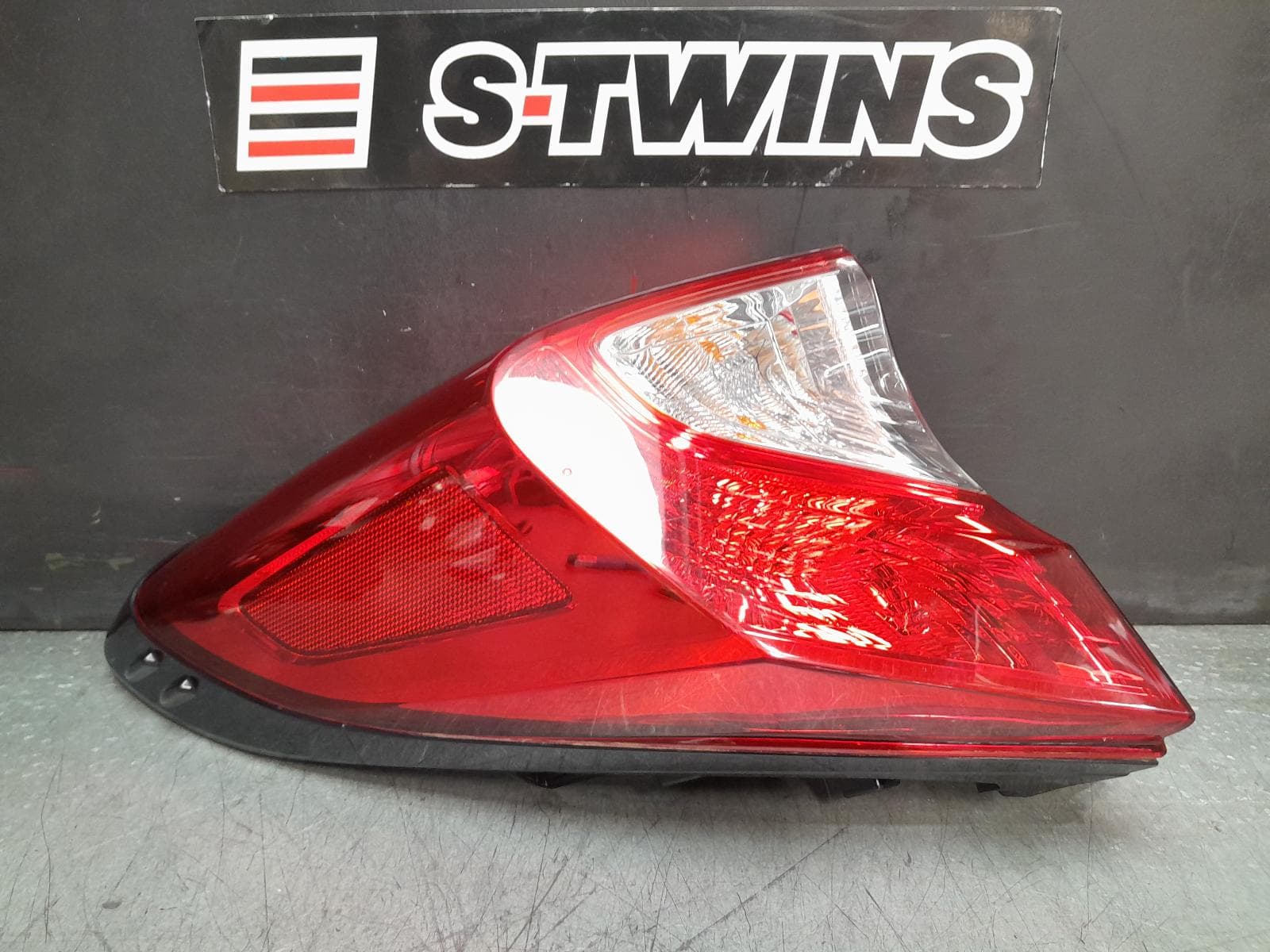 Used auto part listing image: 2018 TOYOTA C-HR LEFT TAILLIGHT GEN 1, HALOGEN TYPE, 12/16-09/23 0000377130