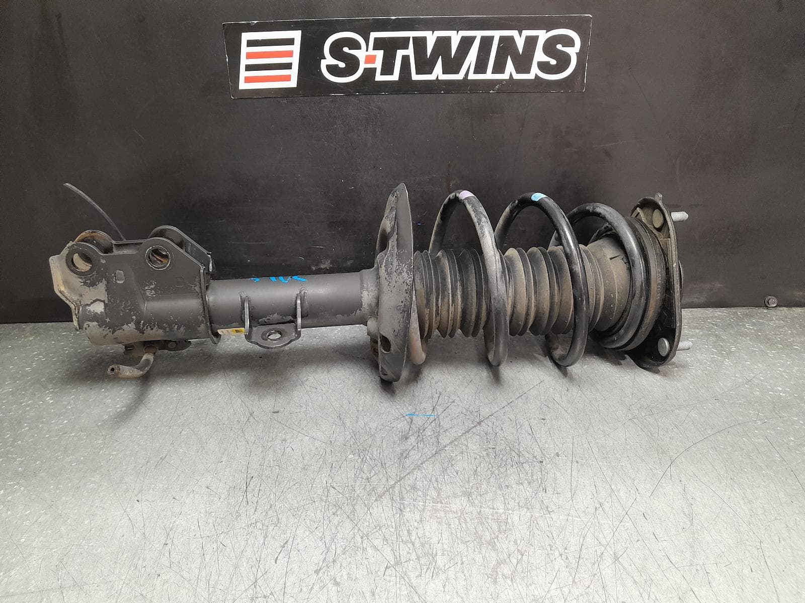 Used auto part listing image: 2018 TOYOTA C-HR RIGHT FRONT STRUT GEN 1, PETROL, 1.2, FWD, 12/16-09/23 0000377140