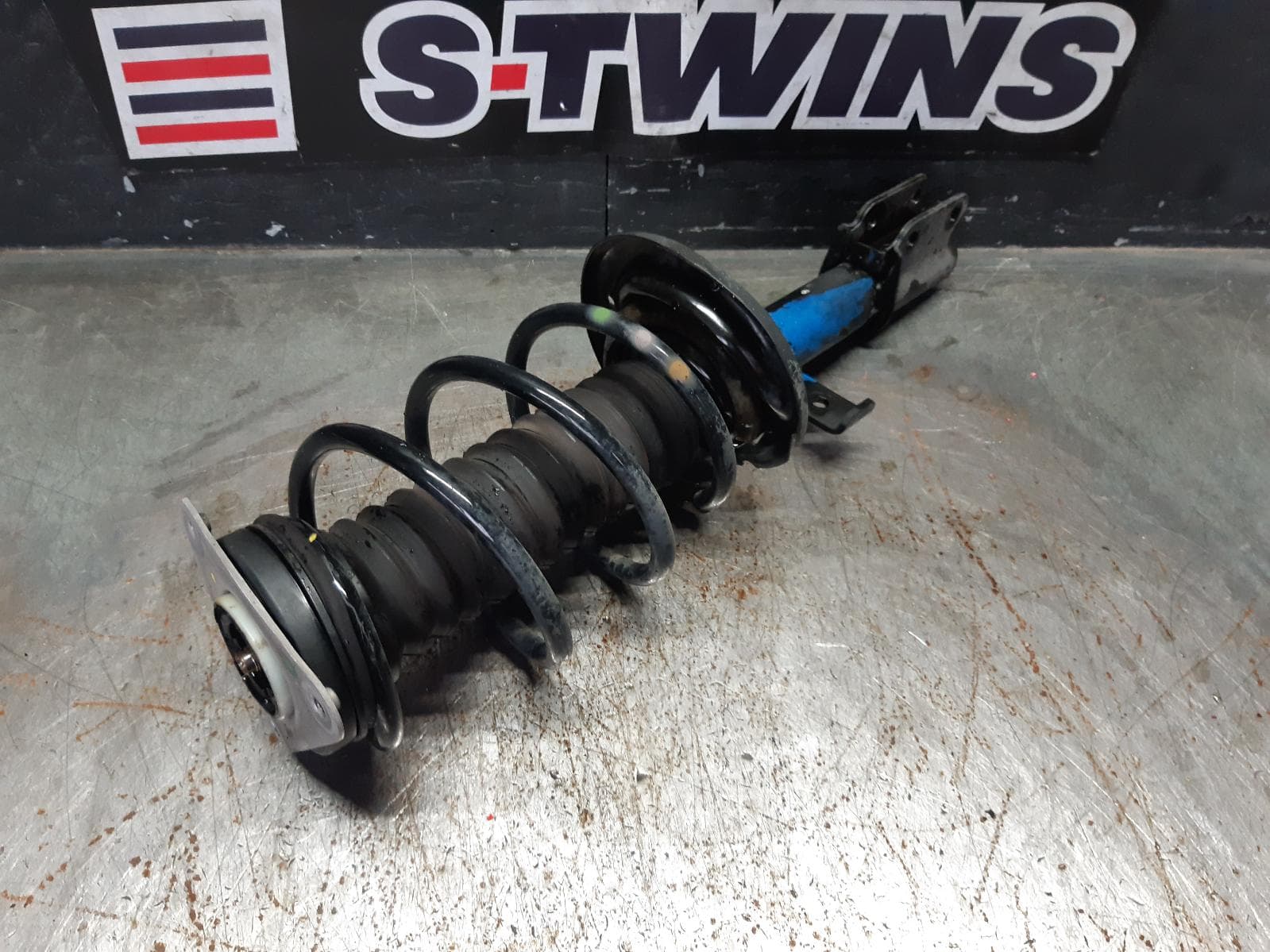 Used auto part listing image: 2019 RENAULT CLIO RIGHT FRONT STRUT X98, NON RS TYPE, 09/13-10/19 0000337222