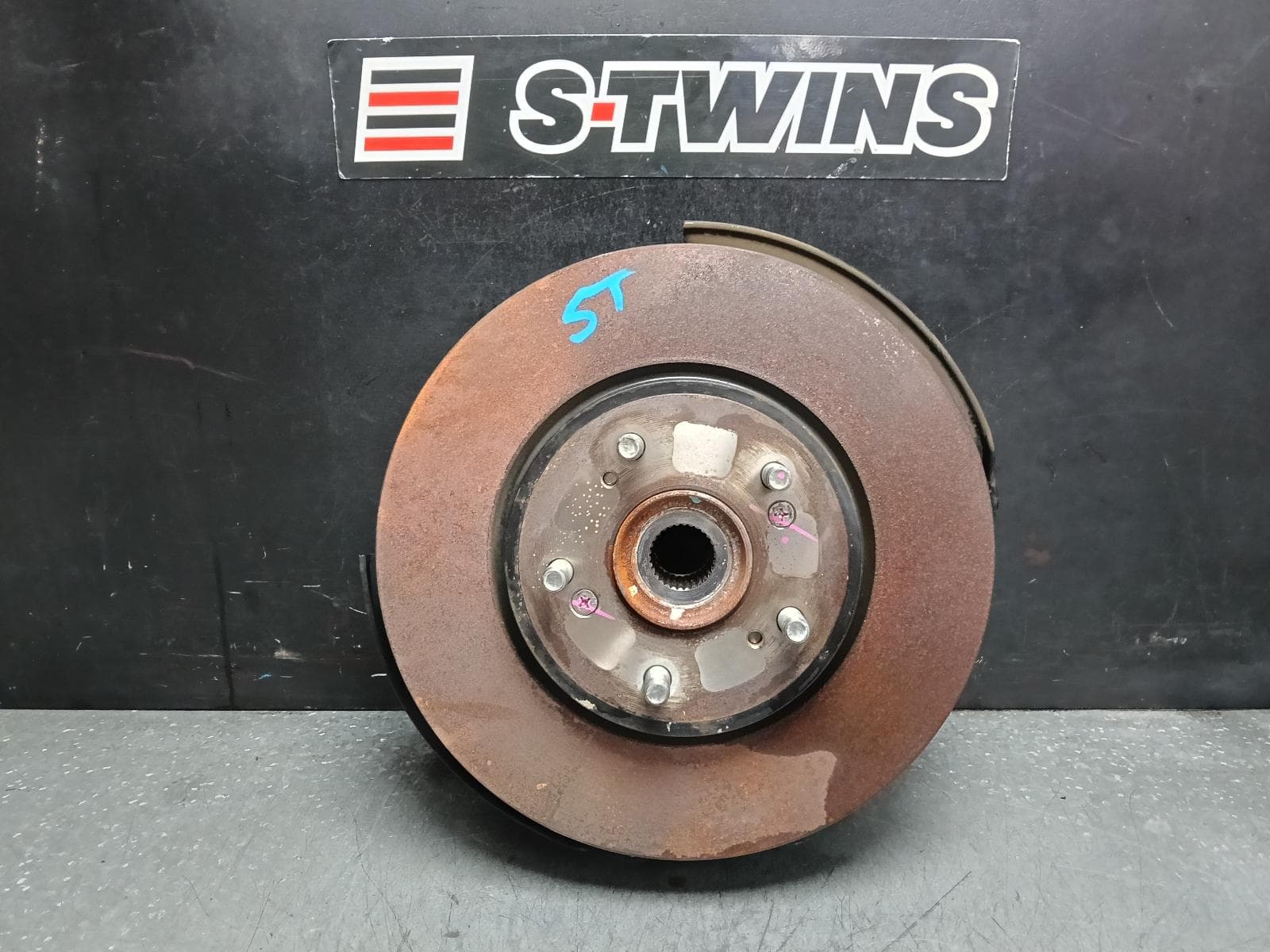 Used auto part listing image: 2016 HONDA CRV RIGHT FRONT HUB ASSEMBLY RM, 11/12-04/17 0000388827