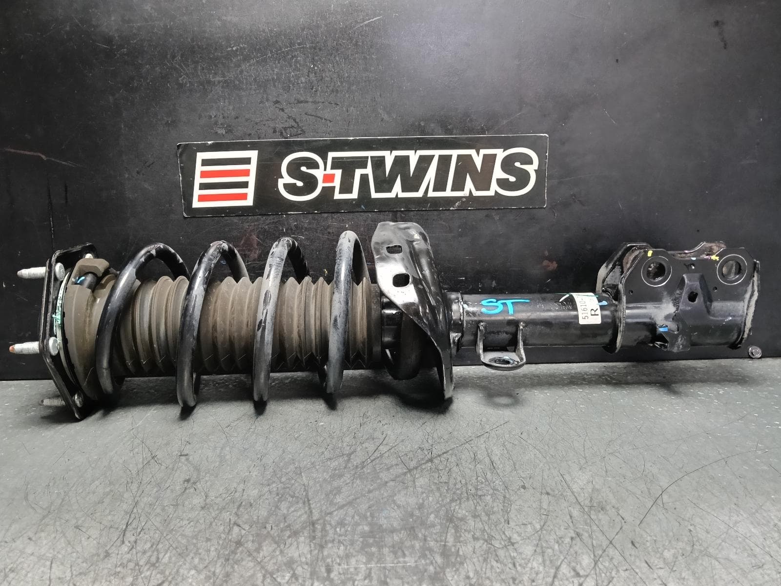 Used auto part listing image: 2016 HONDA CRV RIGHT FRONT STRUT RM, PETROL, 11/14-04/17 0000388828