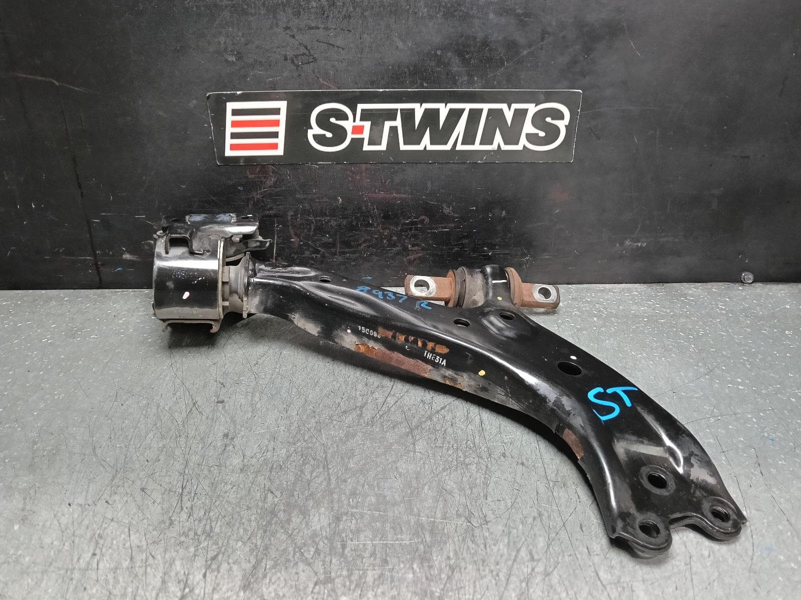 Used auto part listing image: 2016 HONDA CRV RIGHT FRONT LOWER CONTROL ARM RM, VTi/VTi-S, 11/12-04/17 0000388829