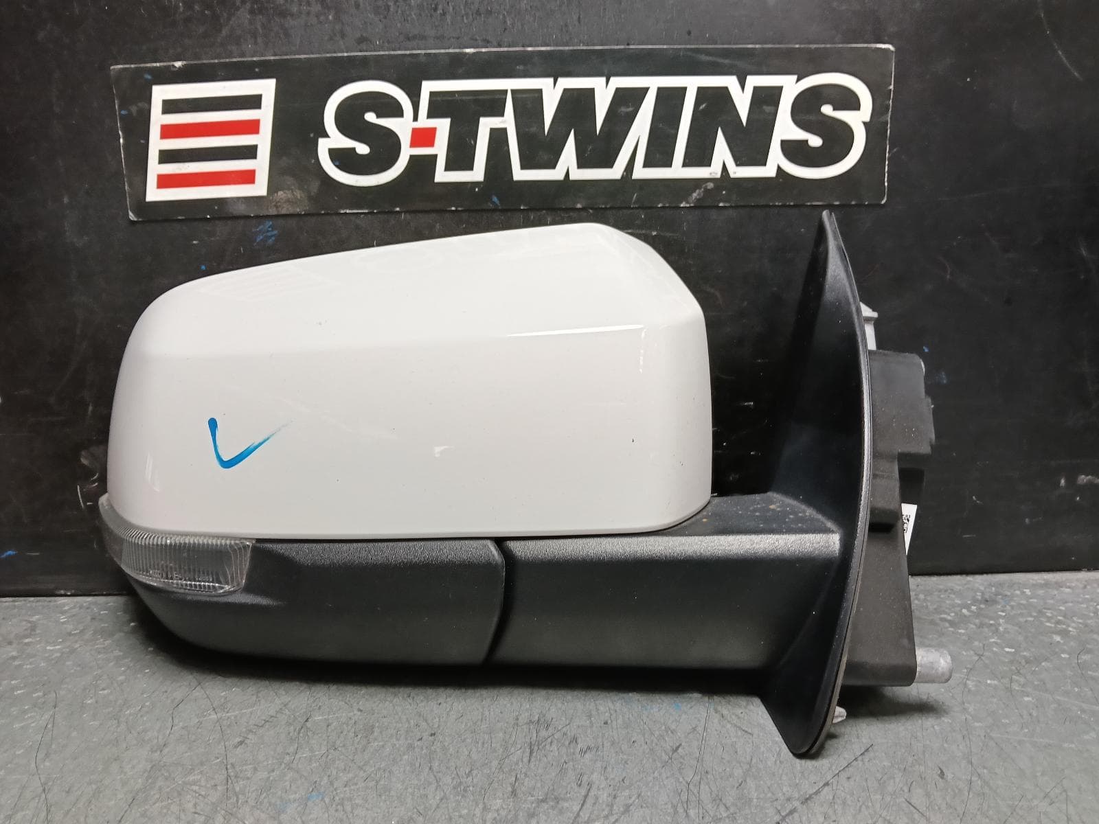 Used auto part listing image: 2022 FORD RANGER RIGHT DOOR MIRROR RA, POWER FOLD, W/ BLIND SPOT, NON CAMERA TYPE, COLOUR CODED, XL/XLS/XLT, 05/22- 0000387396