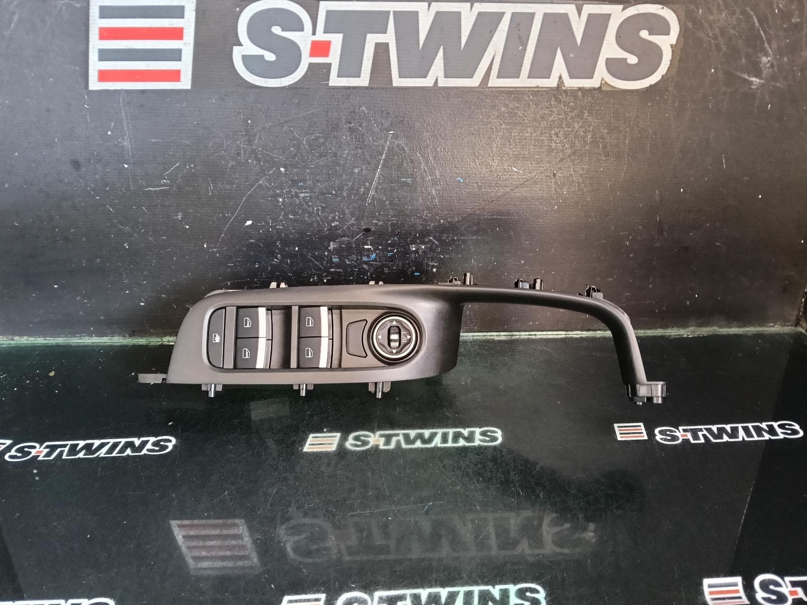 Used auto part listing image: 2024 CHERY TIGGO 4 PRO PWR DR WIND SWITCH 1ST GEN, RH FRONT (MASTER SWITCH), NON POWER FOLD MIRROR, NON AUTO TYPE, 06/24- 0000397151