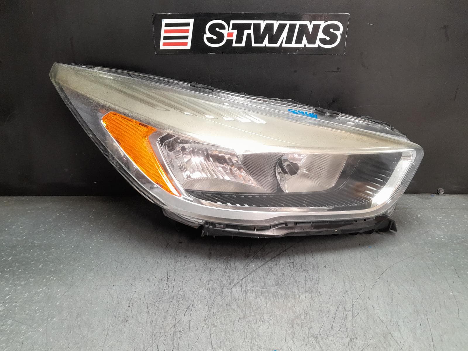 Used auto part listing image: 2017 FORD ESCAPE RIGHT HEADLAMP ZG, AMBIENTE/TREND, HALOGEN TYPE, AMBER SIDE MARKER TYPE, 09/16-05/20 0000379129