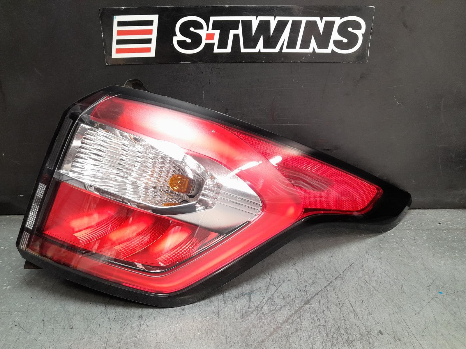 Used auto part listing image: 2017 FORD ESCAPE RIGHT TAILLIGHT ZG, IN BODY, HALOGEN TYPE, 09/16-05/20 0000379134