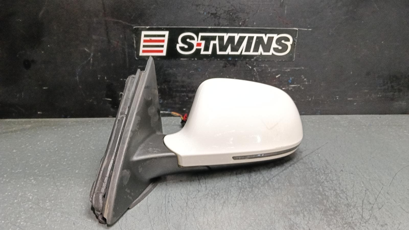 Used auto part listing image: 2014 AUDI Q3 LEFT DOOR MIRROR POWER, AUTO FOLD, HEATED, NON LANE ASSIST, 8U, 03/12-12/18 0000399892