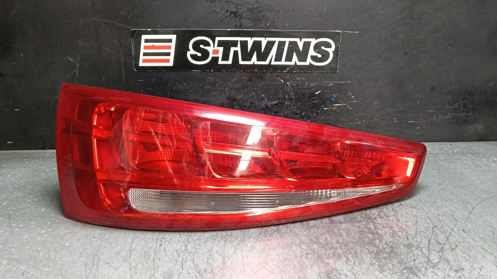 Used auto part listing image: 2014 AUDI Q3 LEFT TAILLIGHT IN TAILGATE, 8U, Q3/RSQ3, LED TYPE (10TH VIN DIGIT C,D,E), 03/12-02/15 0000399894