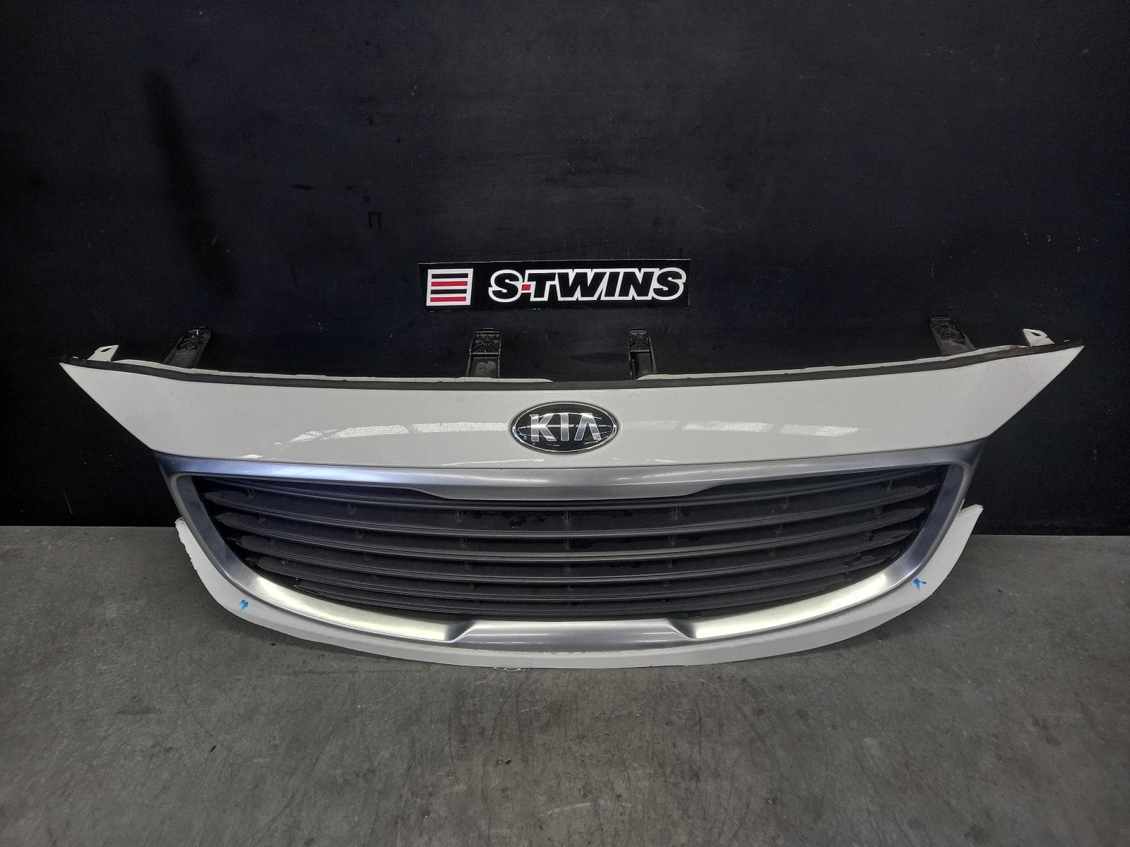 Used auto part listing image: 2017 KIA CARNIVAL/GRAND CARNIVAL GRILLE RADIATOR GRILLE, P/N 86532A9000, YP, S/Si/SLi, BLACK BAR TYPE, 12/14-02/18 0000340098