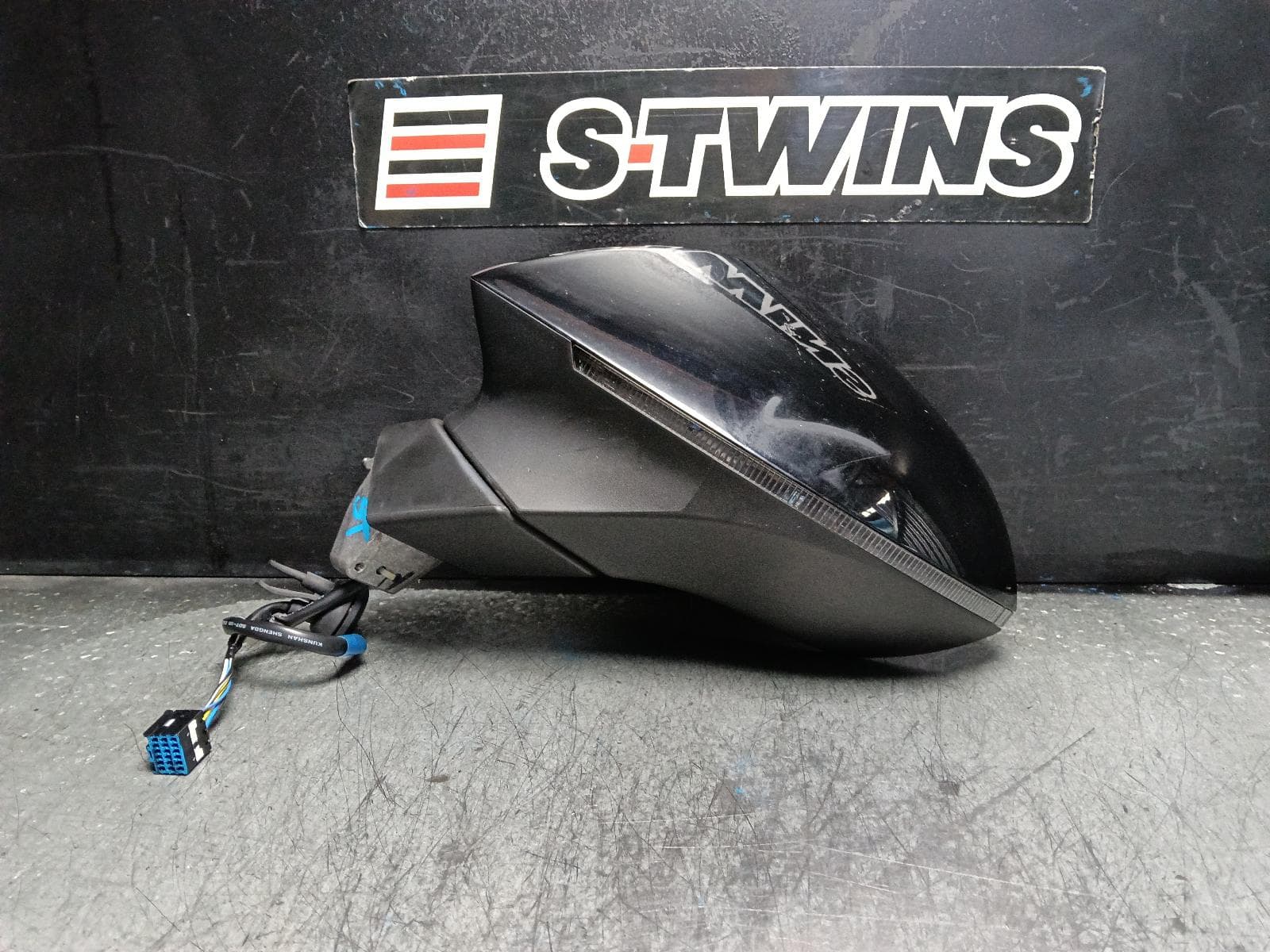 Used auto part listing image: 2023 MG MG4 LEFT DOOR MIRROR EH32, MANUAL FOLD, BLACK TYPE, 03/23- 0000404274